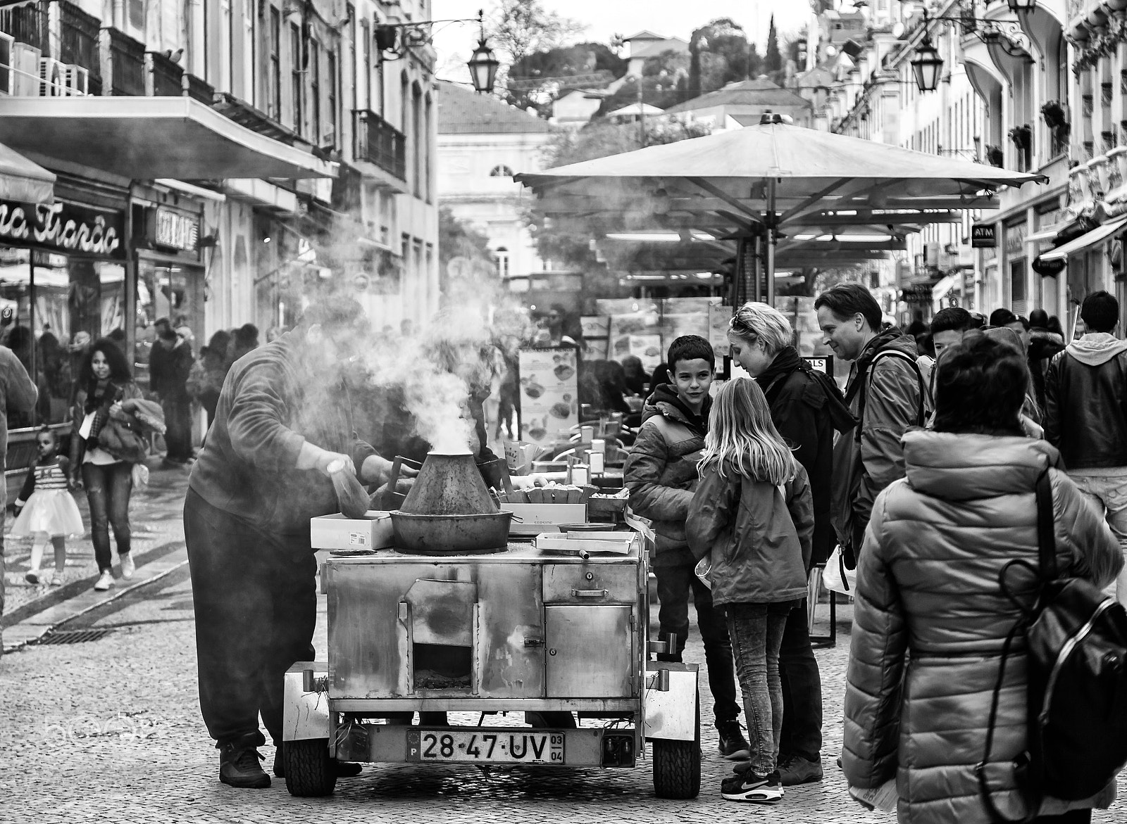 Canon EOS 60D + Canon EF 24-70mm F4L IS USM sample photo. Chestnut seller in lisbon photography