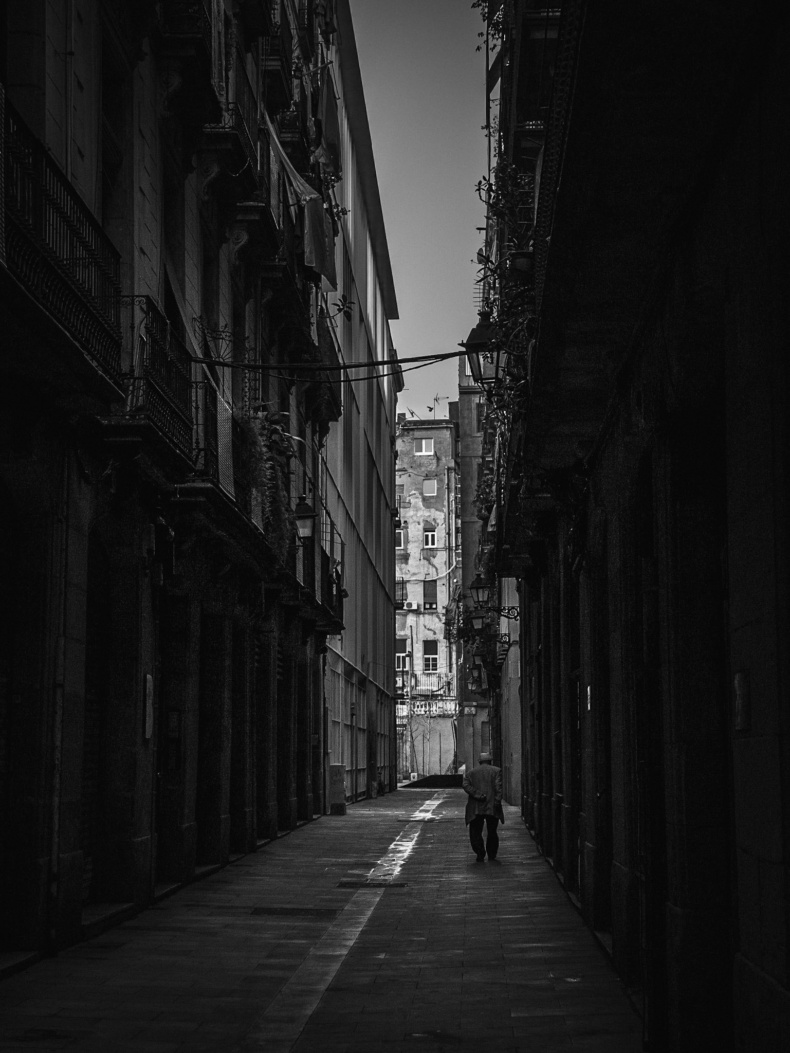 LUMIX G VARIO 12-60/F3.5-5.6 sample photo. Old man in barcelona photography