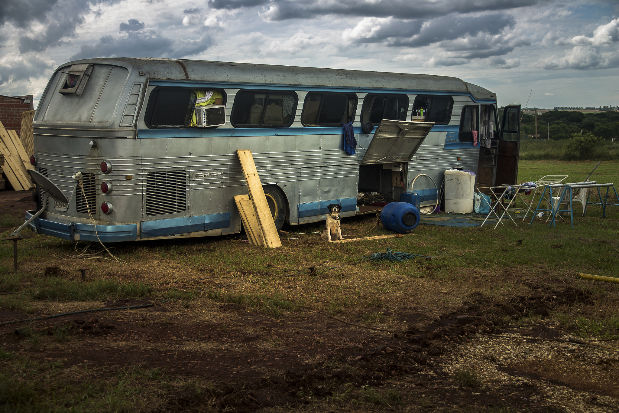 Canon EOS 1100D (EOS Rebel T3 / EOS Kiss X50) sample photo. Circus bus photography