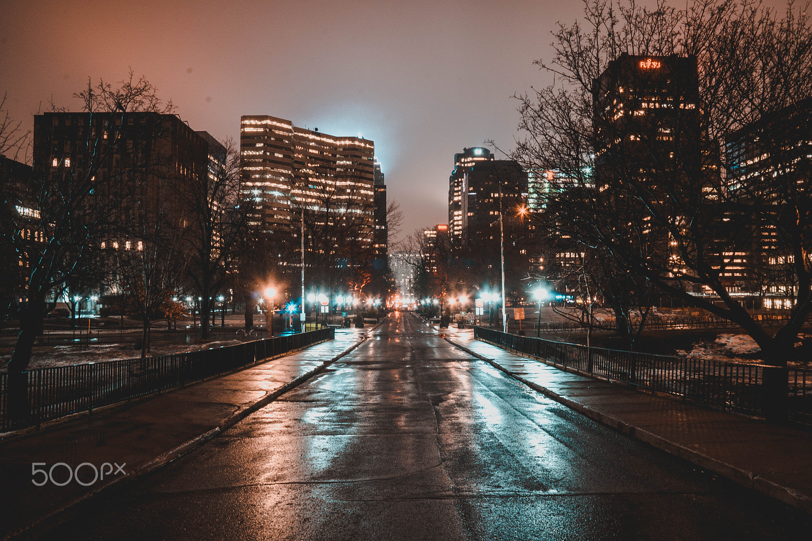 Sony a6300 + Sony Vario-Tessar T* E 16-70mm F4 ZA OSS sample photo. City gazer photography