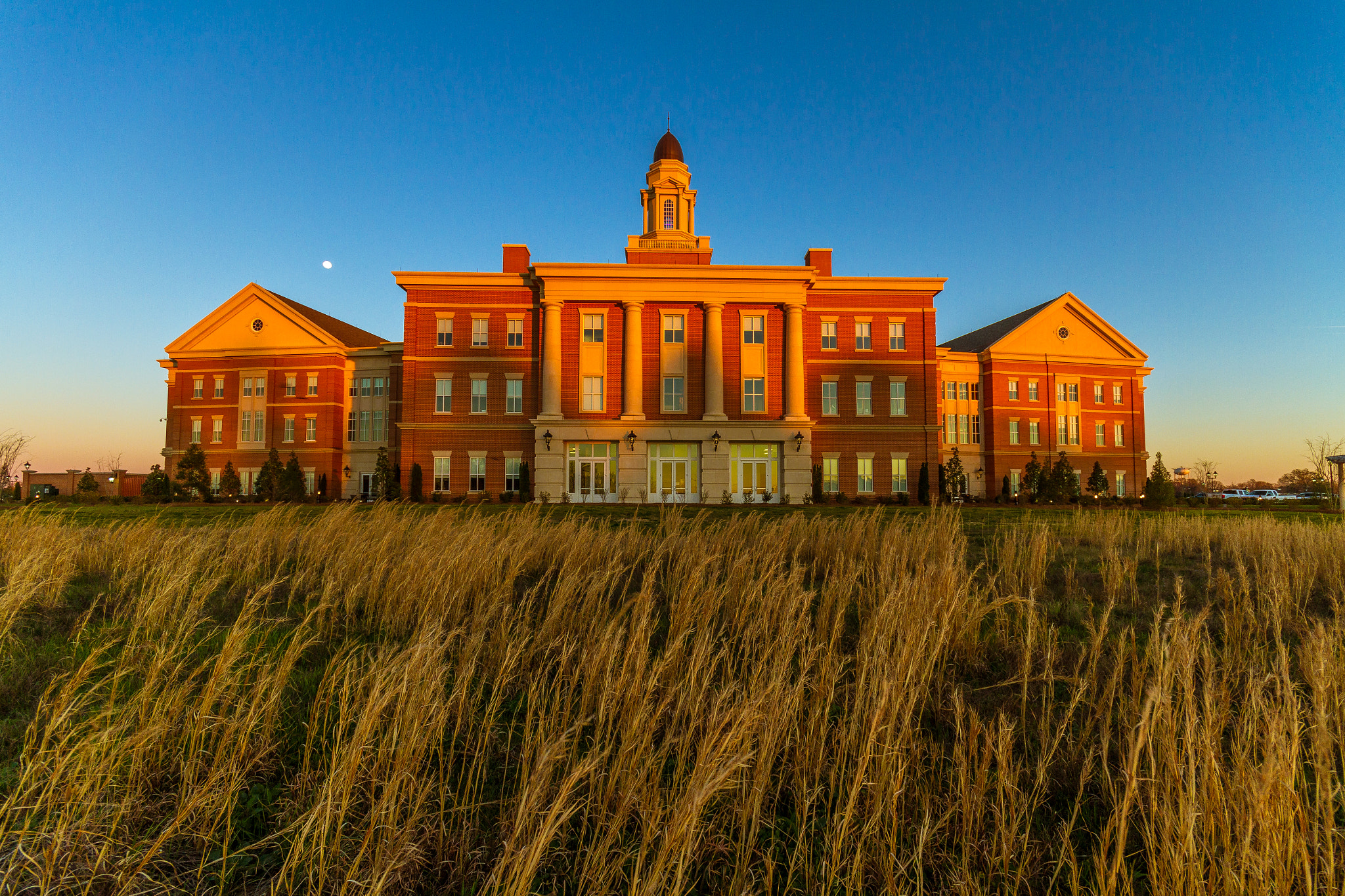 Canon EOS 7D + Sigma 10-20mm F4-5.6 EX DC HSM sample photo. City hall under the evening moon photography