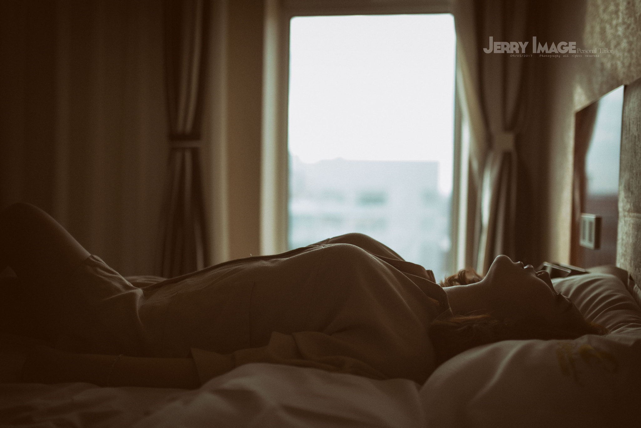 Nikon D810 + Sigma 35mm F1.4 DG HSM Art sample photo. 躺在床上的女孩 photography