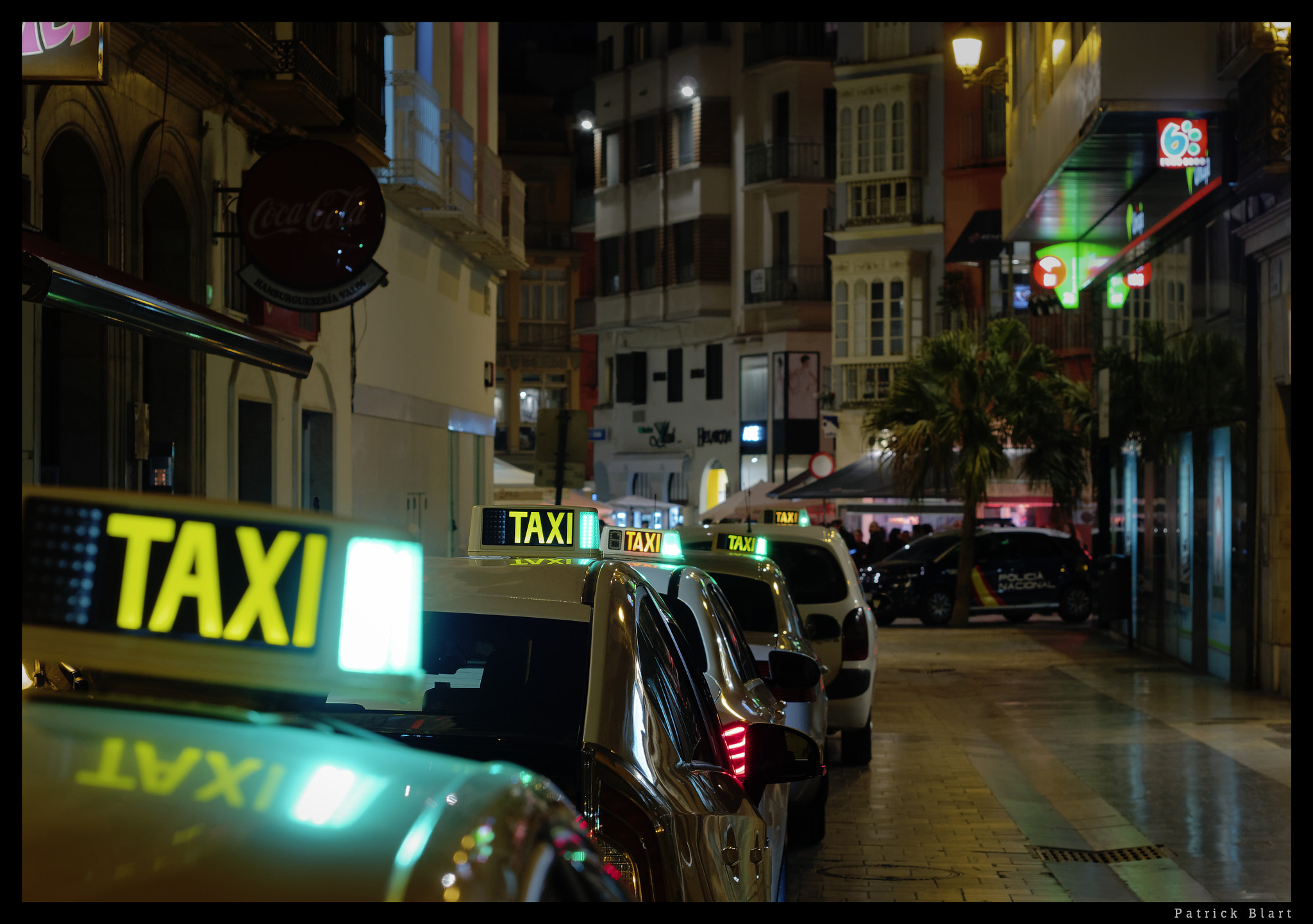 Olympus OM-D E-M10 + Olympus M.Zuiko Digital 45mm F1.8 sample photo. Taxi, taxi, taxi, taxi, policia photography