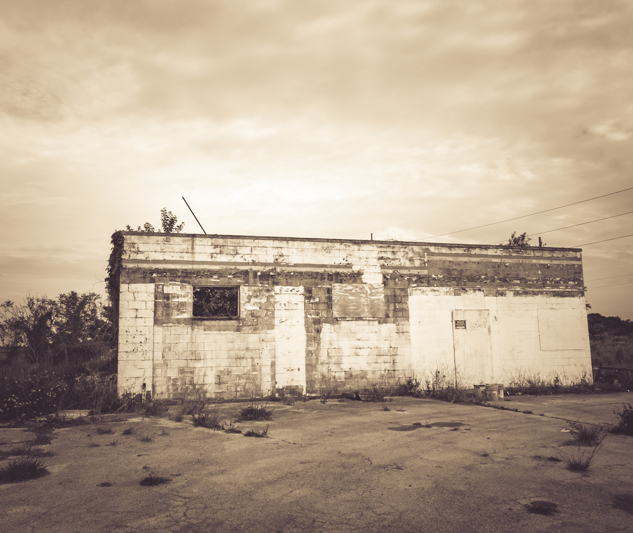 Tokina AT-X Pro 11-16mm F2.8 DX II sample photo. Abandoned gas station in a dying town. rural florida photography