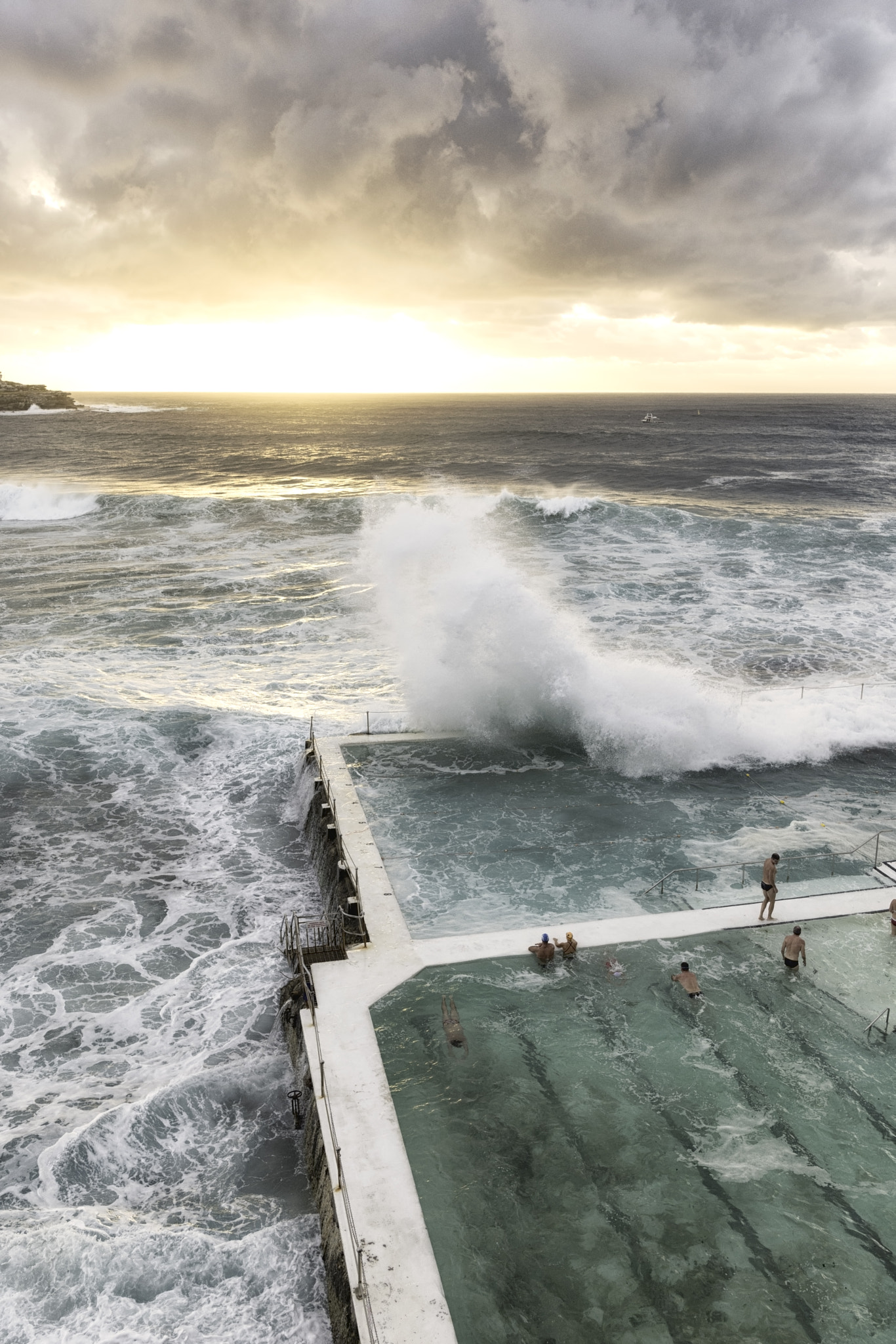 VARIO-ELMARIT 1:2.8-4.0/24-90mm ASPH. OIS sample photo. Bondi beach  photography