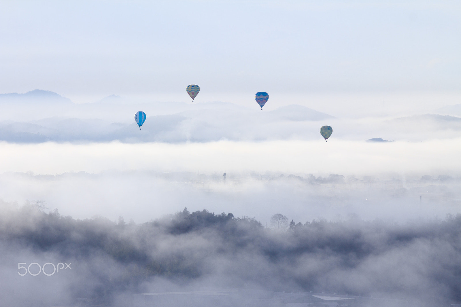 Canon EF 70-200mm F2.8L IS USM sample photo. The hot air balloon which floats on a sea of clo photography
