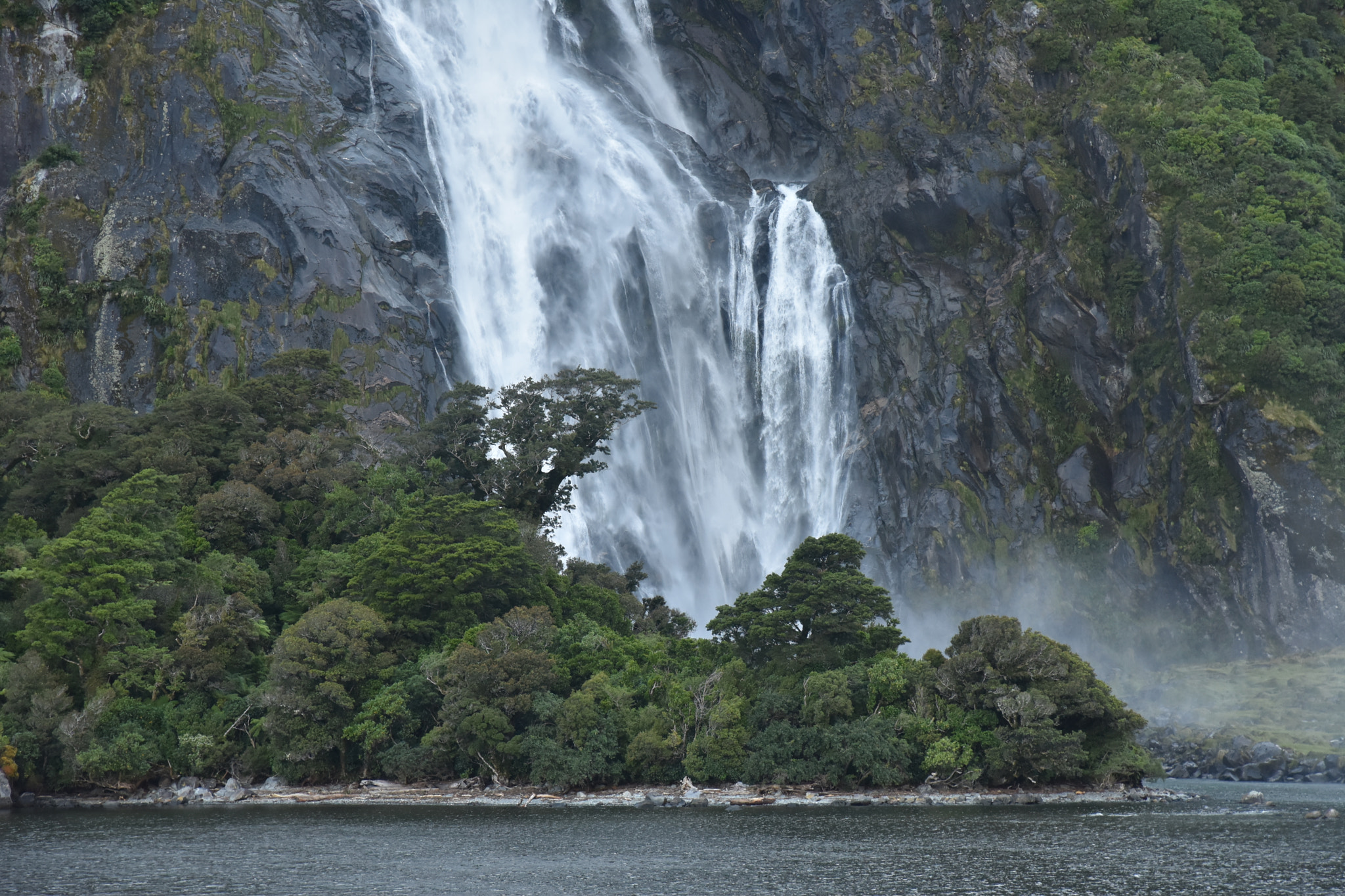 Nikon D7200 + Nikon AF-S DX Nikkor 16-80mm F2.8-4E ED VR sample photo. Waterfall in milford sound photography