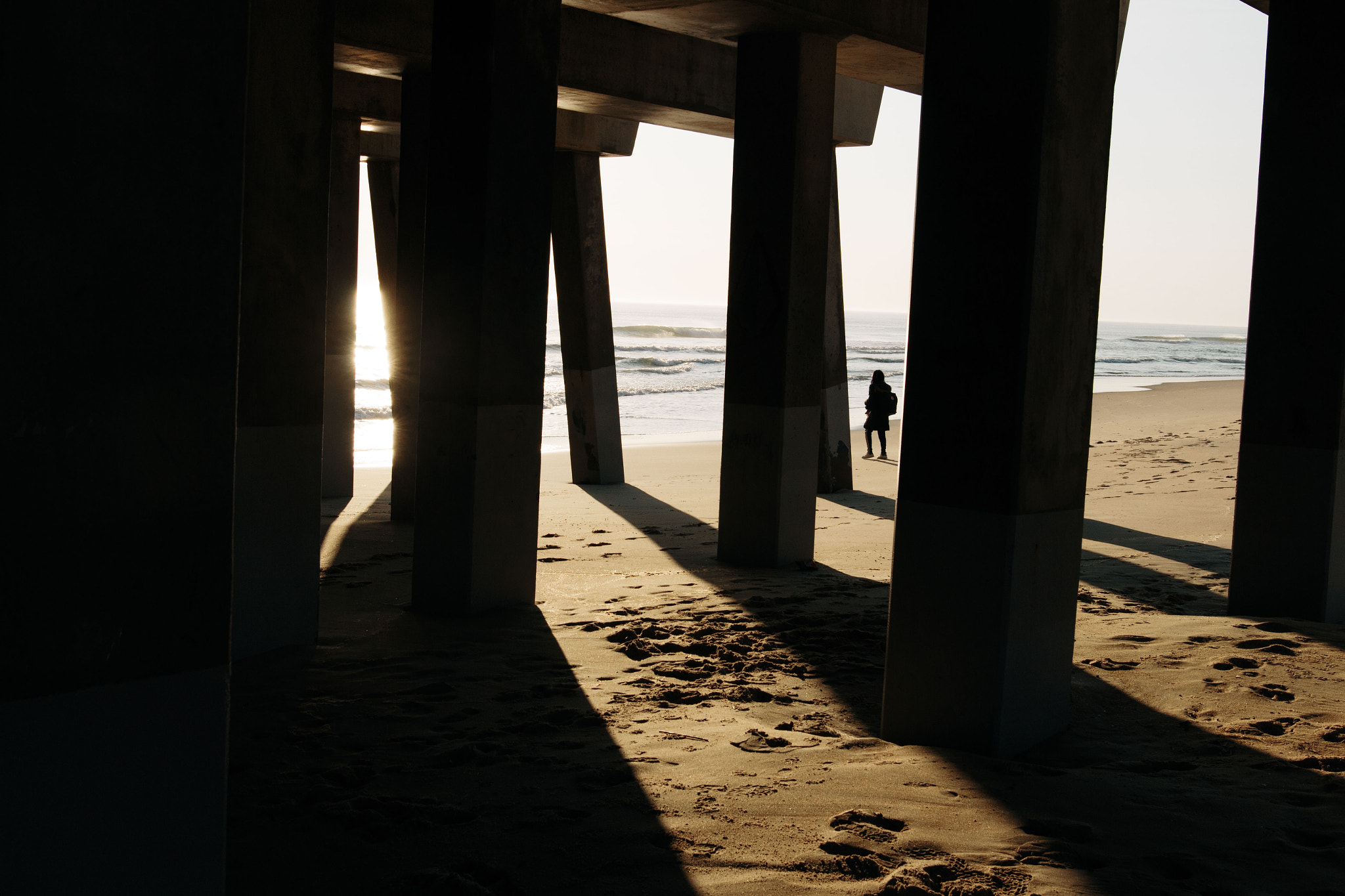 Canon EOS 700D (EOS Rebel T5i / EOS Kiss X7i) + Sigma 24mm F1.4 DG HSM Art sample photo. Between the pier photography