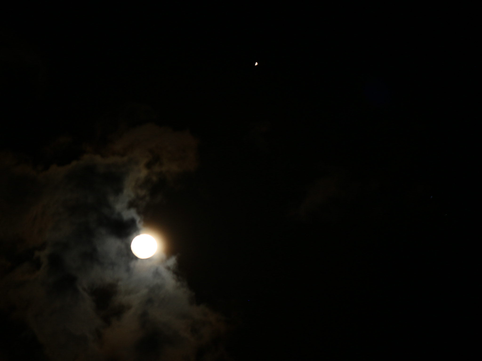 EF75-300mm f/4-5.6 sample photo. Las nuves abrasando la luna photography