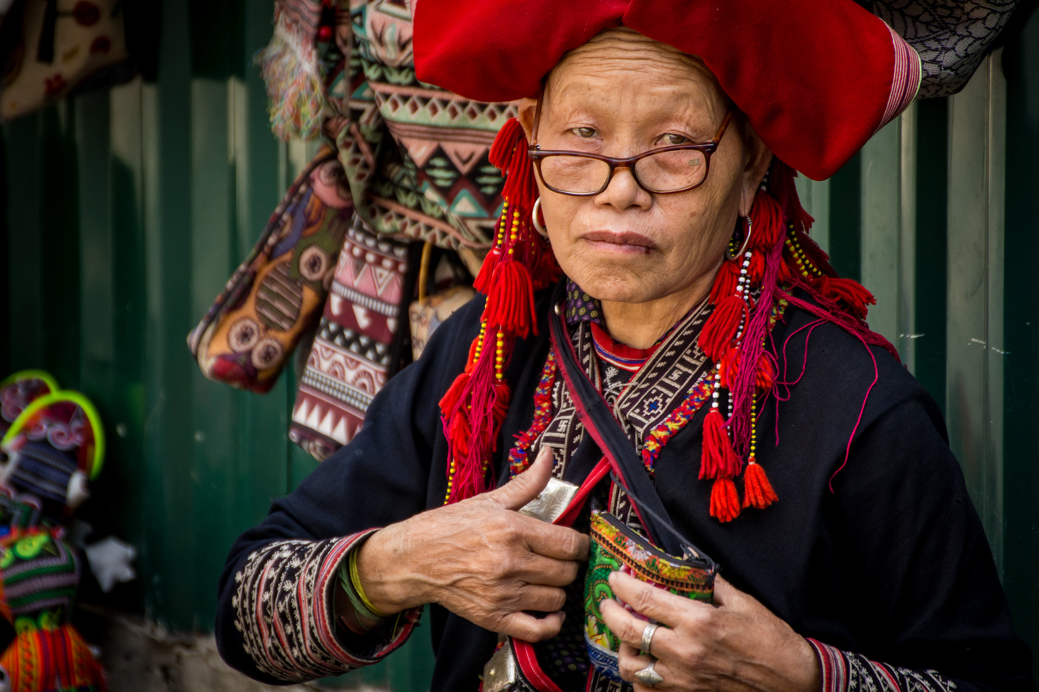 Canon EOS 700D (EOS Rebel T5i / EOS Kiss X7i) + Tamron SP 35mm F1.8 Di VC USD sample photo. Red dao woman photography