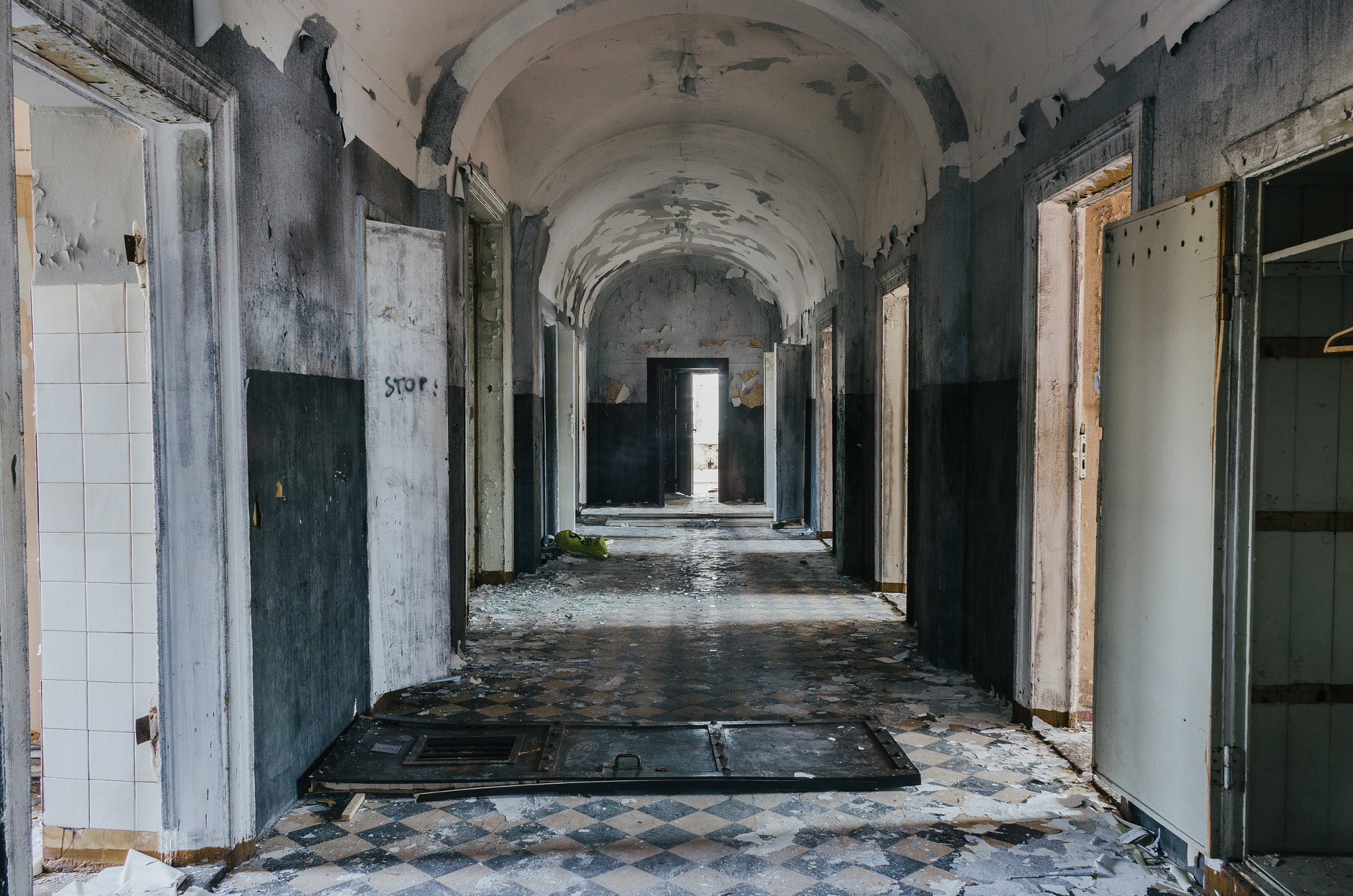 Canon EF-S 18-55mm F3.5-5.6 II sample photo. Abandoned hospital  photography