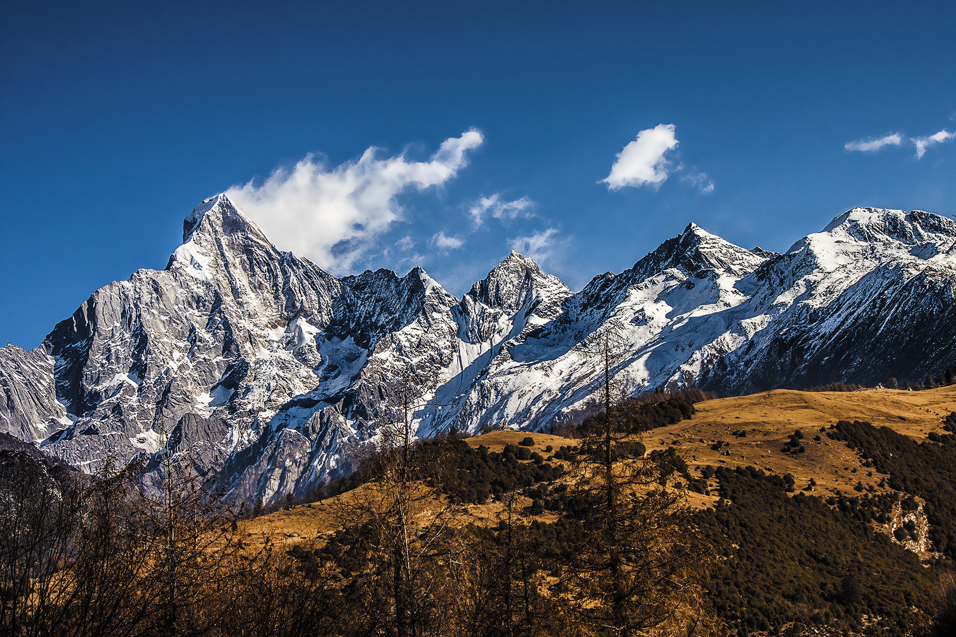Canon EOS 500D (EOS Rebel T1i / EOS Kiss X3) sample photo. Four girls mountain photography
