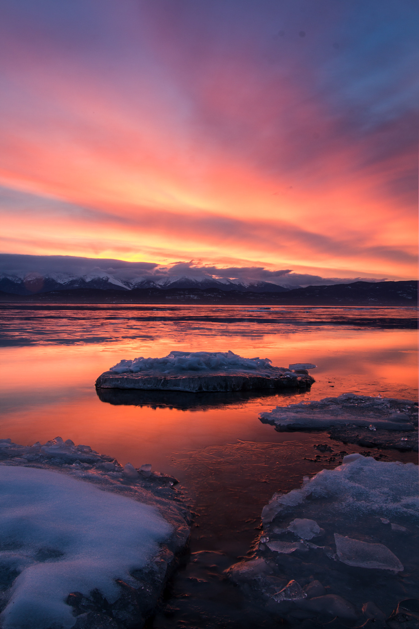 Canon EOS 600D (Rebel EOS T3i / EOS Kiss X5) + Sigma 18-50mm f/2.8 Macro sample photo. Flathead lake was a little colorful this morning photography