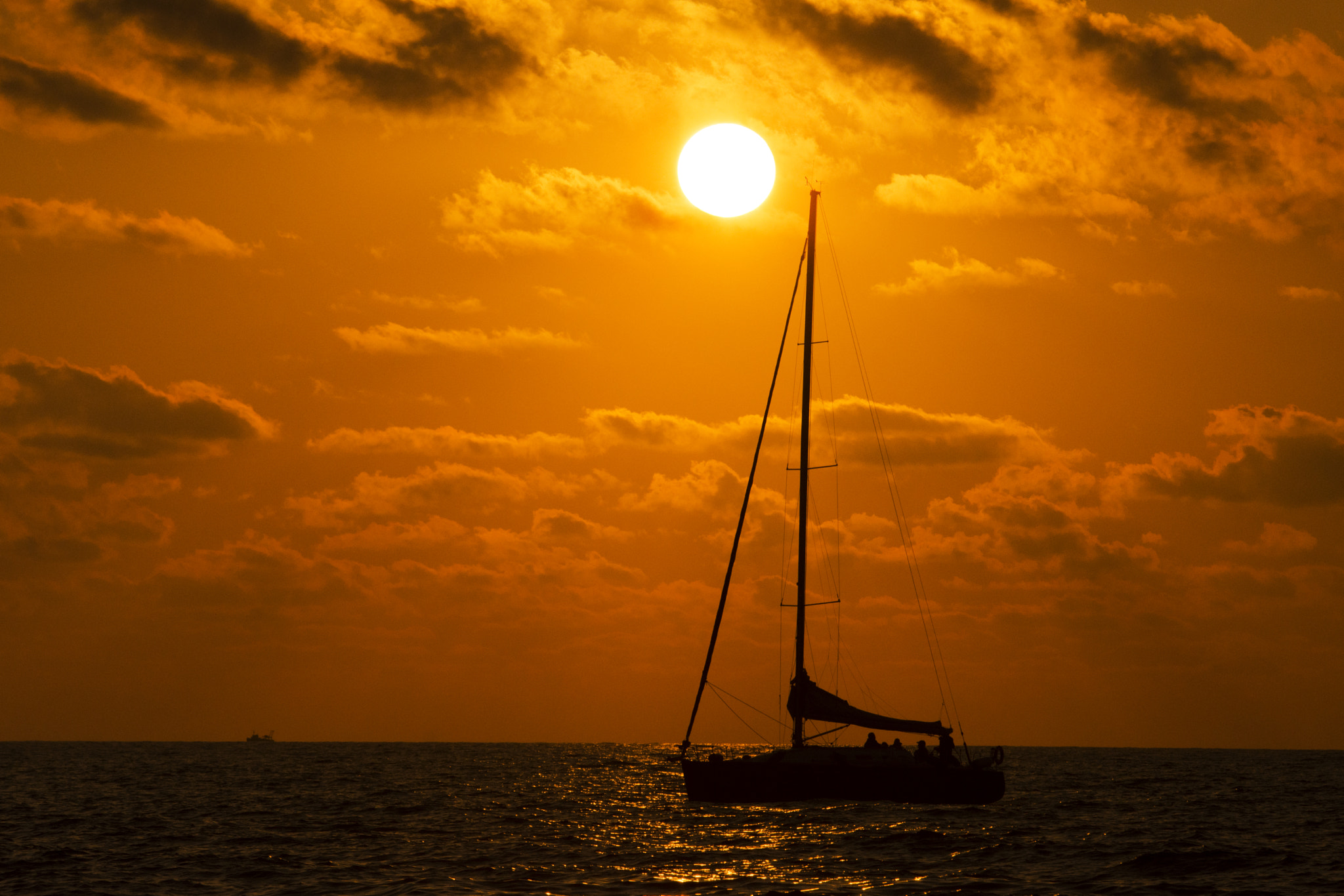 Nikon AF-S Nikkor 70-200mm F2.8G ED VR II sample photo. Sunset cruise photography
