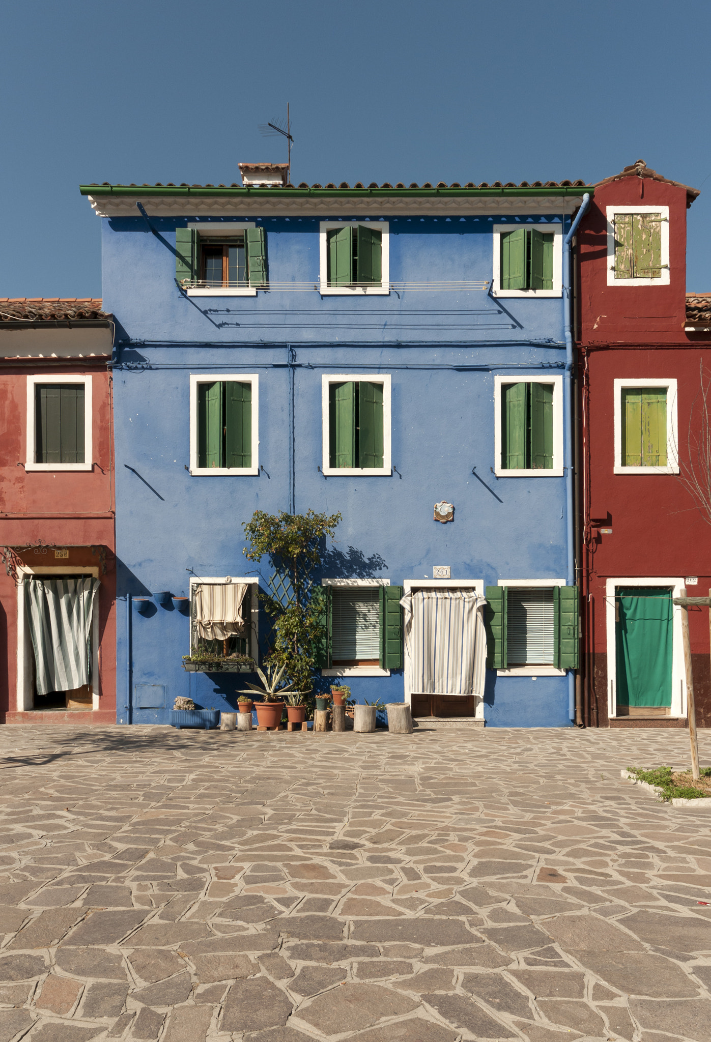 Sigma 12-24mm F4.5-5.6 EX DG Aspherical HSM sample photo. Blue house, burano, italy photography