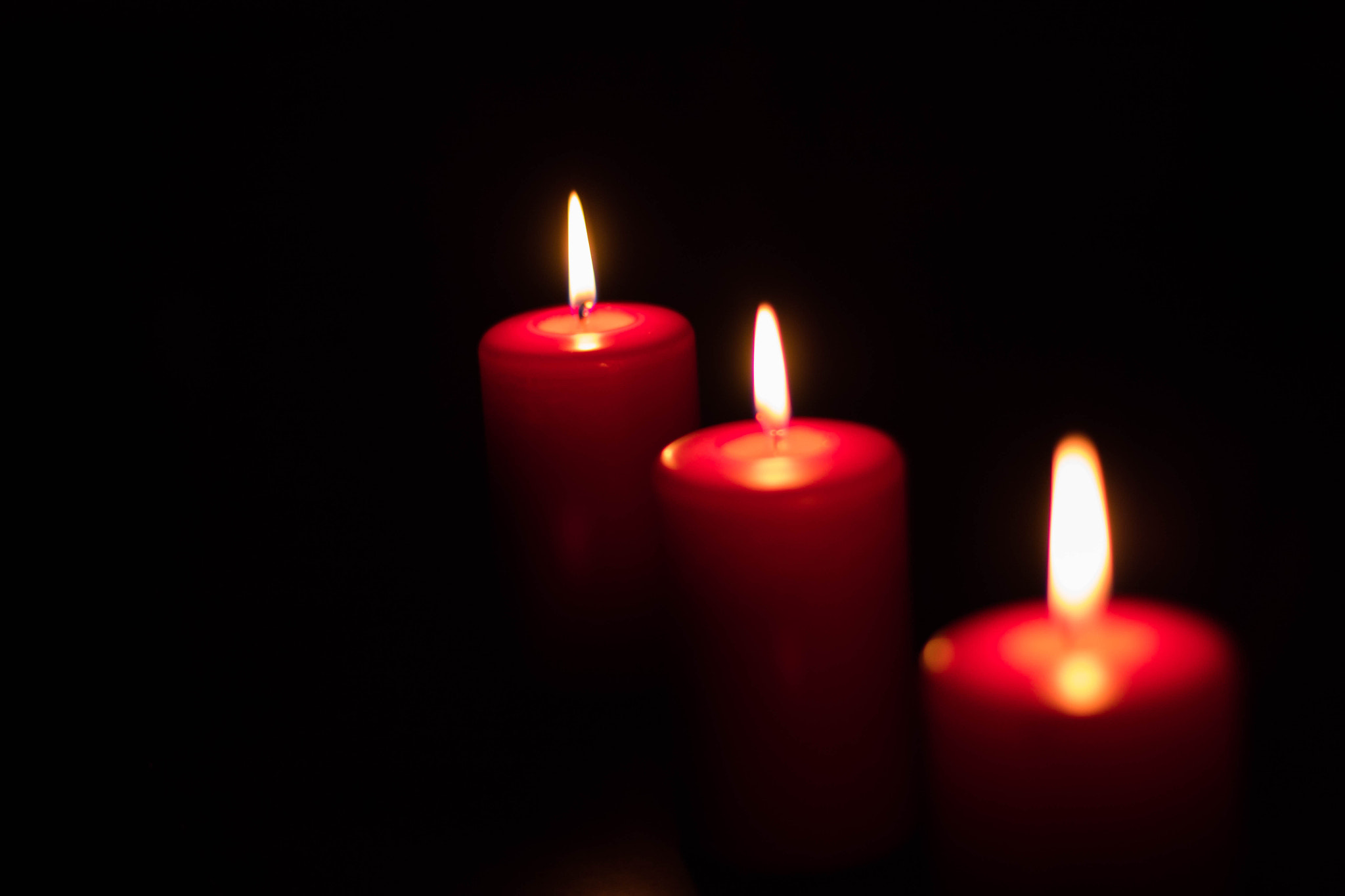 Canon EOS 1300D (EOS Rebel T6 / EOS Kiss X80) + Canon EF 50mm F1.8 II sample photo. Red candles photography