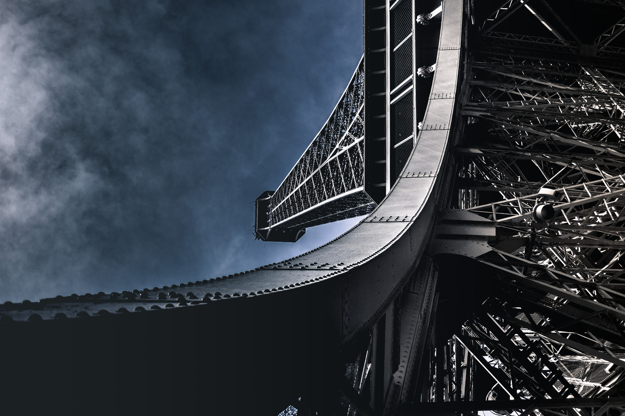 Canon EOS 500D (EOS Rebel T1i / EOS Kiss X3) sample photo. Distorded eiffel ii photography