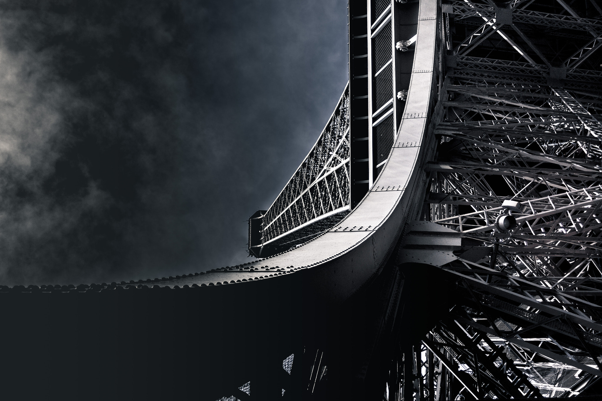Canon EOS 500D (EOS Rebel T1i / EOS Kiss X3) sample photo. Distorded eiffel photography