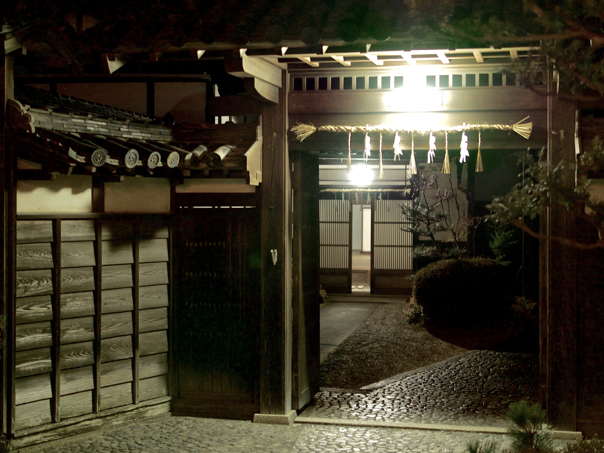 Olympus OM-D E-M5 II + Panasonic Leica DG Summilux 25mm F1.4 II ASPH sample photo. Hachimangu shrine at night photography