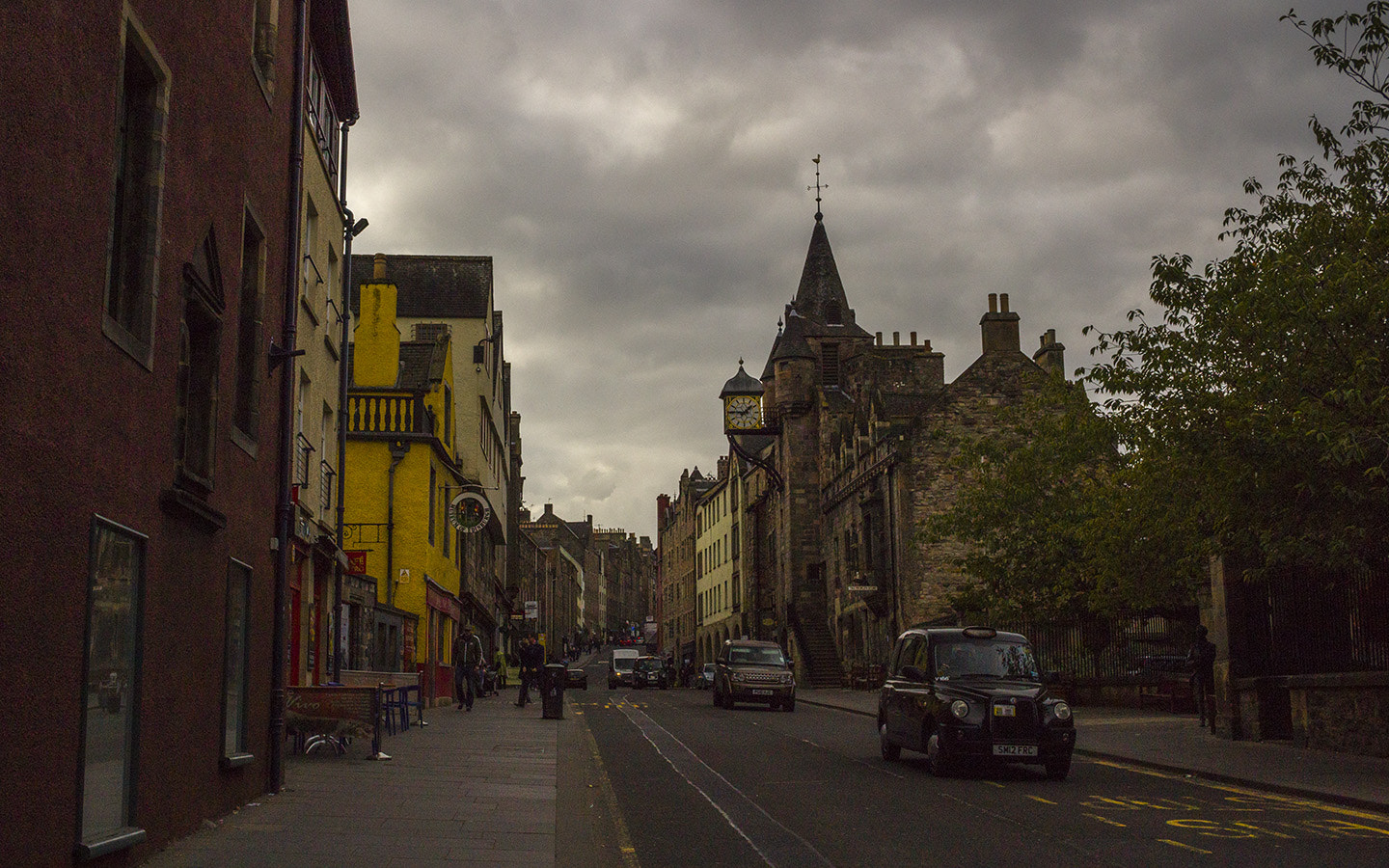 Canon EF-S 24mm F2.8 STM sample photo. Royal mile street in edinburgh photography