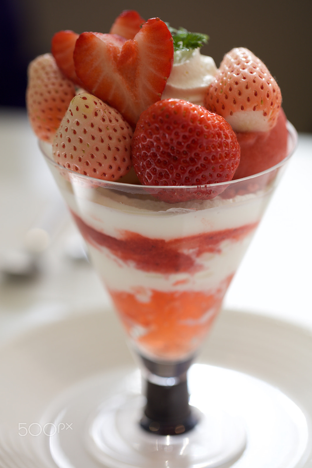 Canon EOS 5DS R + Canon EF 100mm F2.8L Macro IS USM sample photo. Strawberry sundae photography