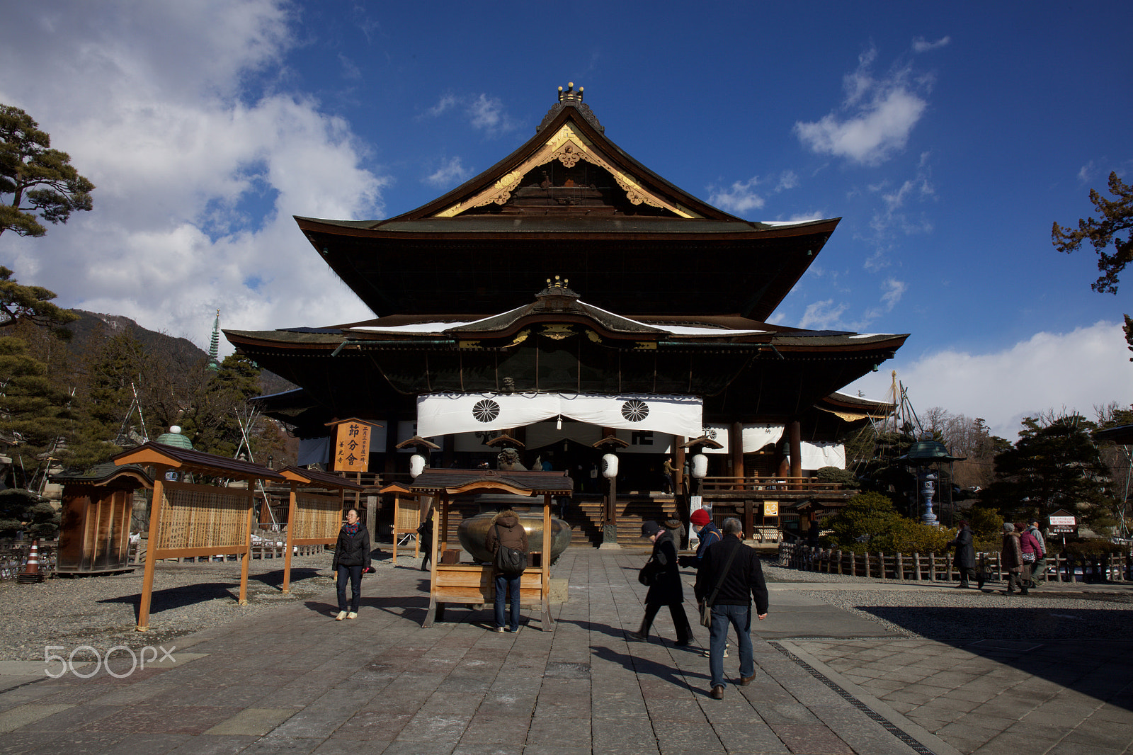 Canon EF 24-70mm F4L IS USM sample photo. Zenko-ji photography
