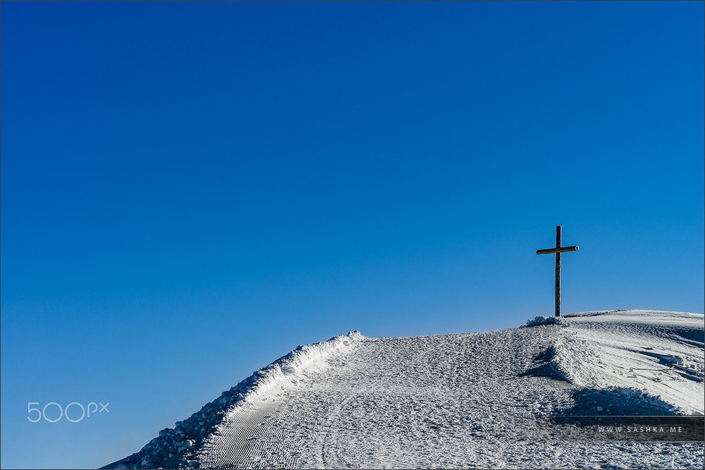 Sony a99 II + Minolta AF 80-200mm F2.8 HS-APO G sample photo. Summit of the rock with big wooden cross photography