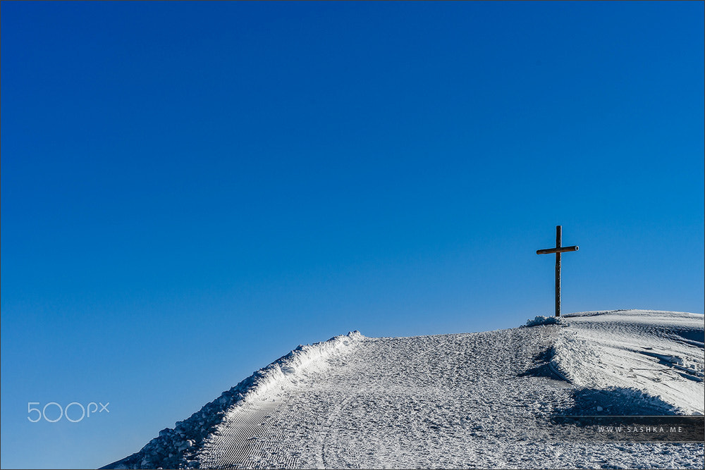 Minolta AF 80-200mm F2.8 HS-APO G sample photo. Summit of the rock with big wooden cross photography