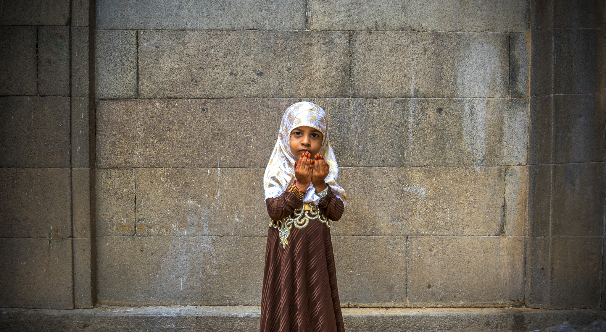 Sigma 10-20mm F4-5.6 EX DC HSM sample photo. Praying hands photography