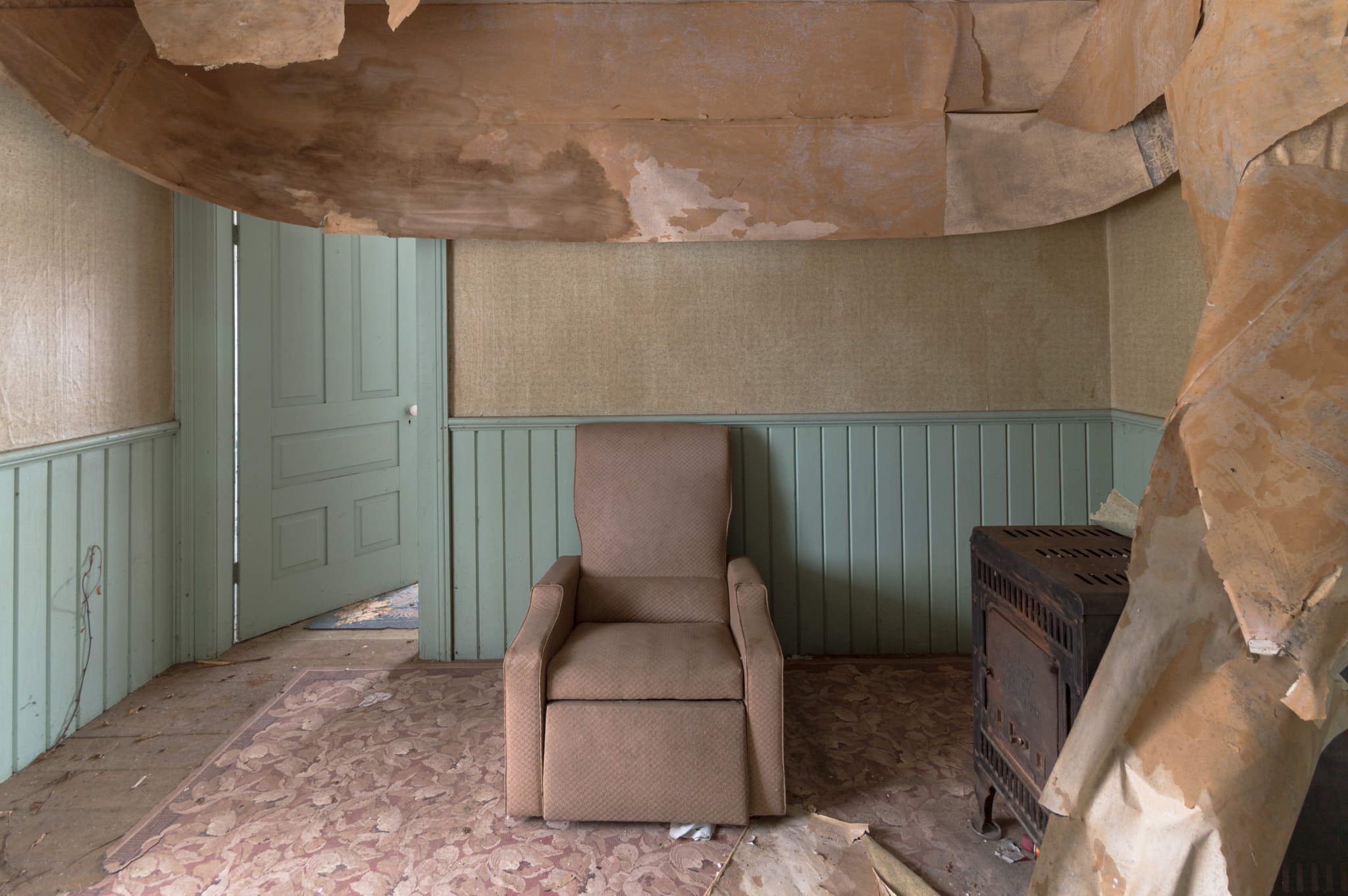 Nikon D3200 + Sigma 10-20mm F4-5.6 EX DC HSM sample photo. Wallpaper and chair in abandoned house photography