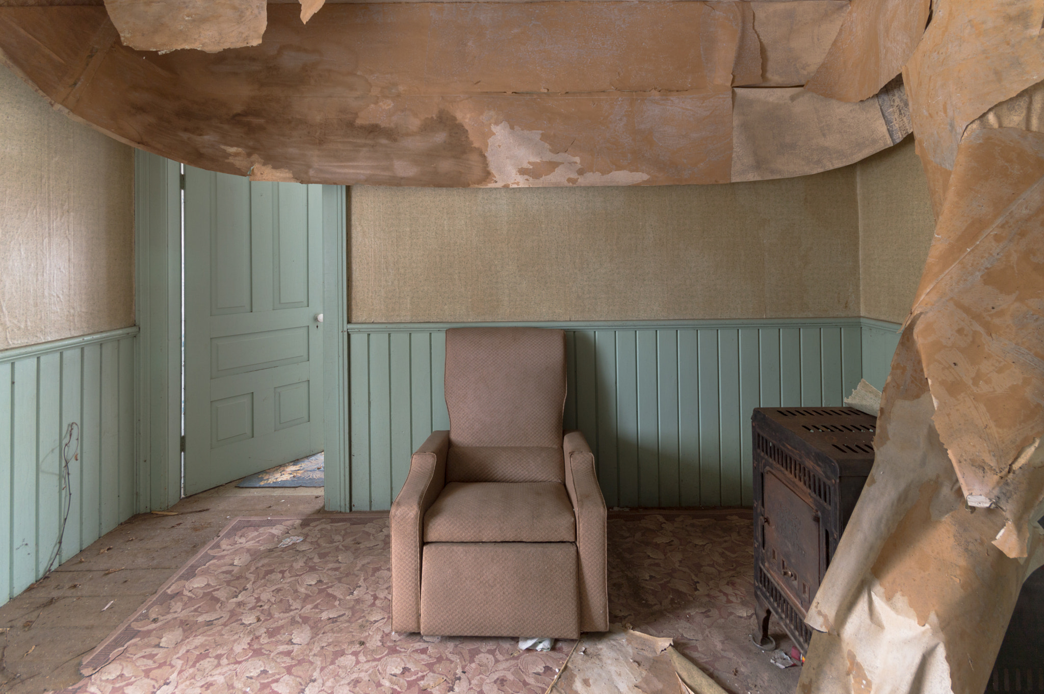 Sigma 10-20mm F4-5.6 EX DC HSM sample photo. Wallpaper and chair in abandoned house photography