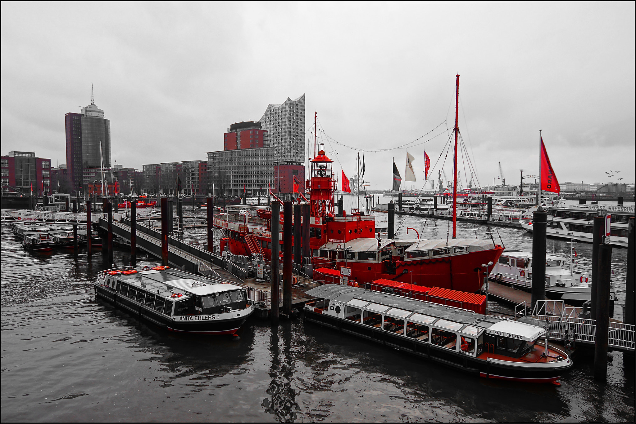 Sony SLT-A77 + 20mm F2.8 sample photo. Rotes aus hamburg " bw & red " photography