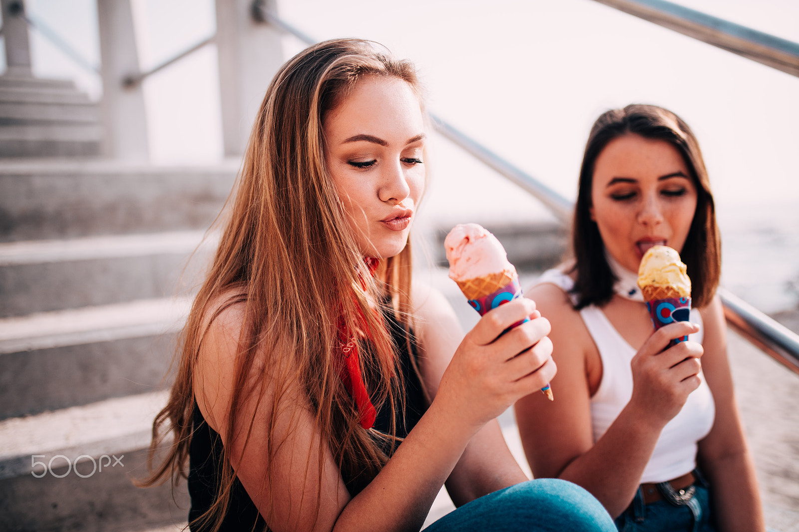 Canon EOS 5DS sample photo. Best friends teenager girls eating ice cream photography