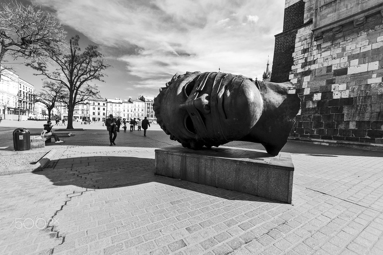 Sigma 10-20mm F4-5.6 EX DC HSM sample photo. Statue by the alley photography