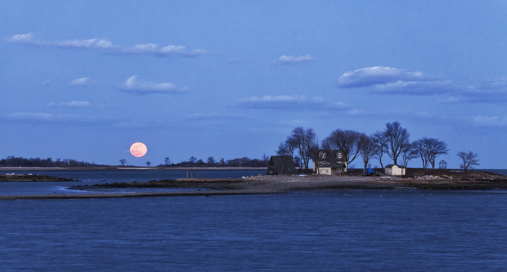 Canon EF 100-400mm F4.5-5.6L IS USM sample photo. Full worm moon over calf pasture island, norwalk, photography