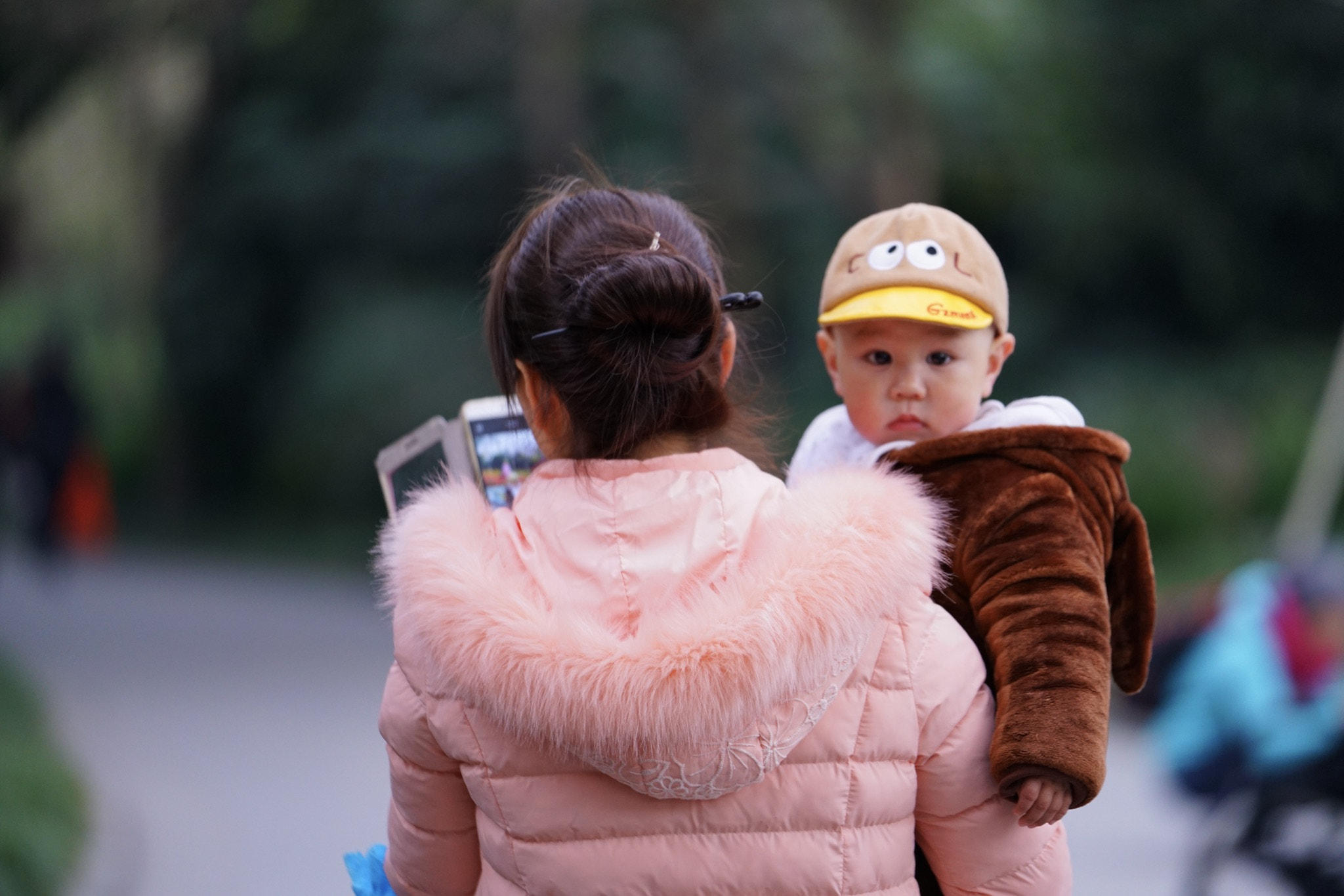 Sony a7R II + Sony FE 70-200mm F2.8 GM OSS sample photo. The young mother and her son photography