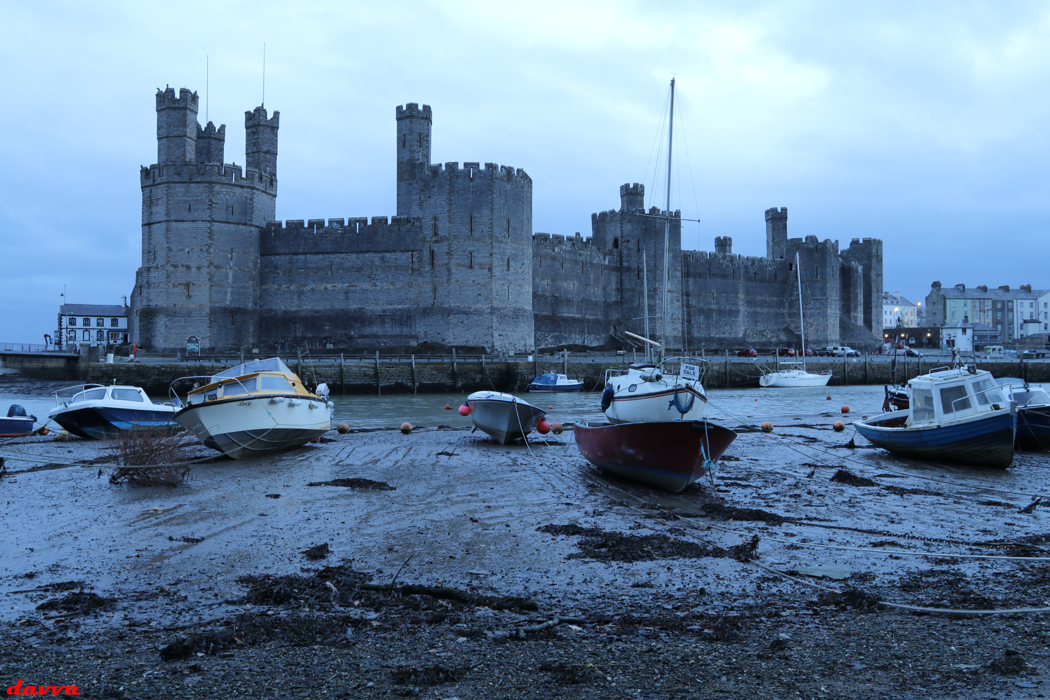 Canon EOS 80D + Canon EF 17-40mm F4L USM sample photo. Caernarfon castle photography