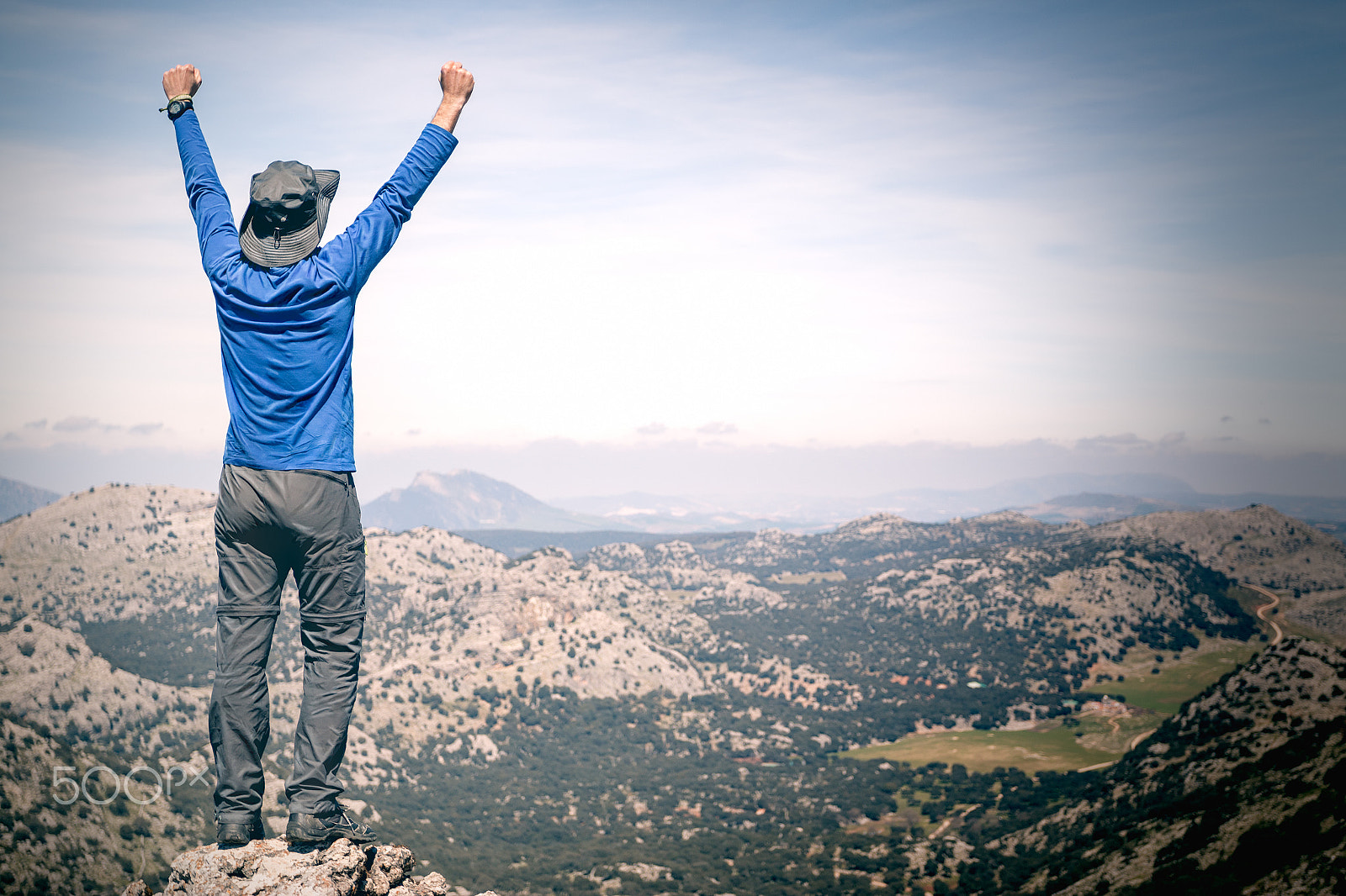 Canon EOS 70D + Canon EF 17-40mm F4L USM sample photo. Traveler with arms up on mountain photography