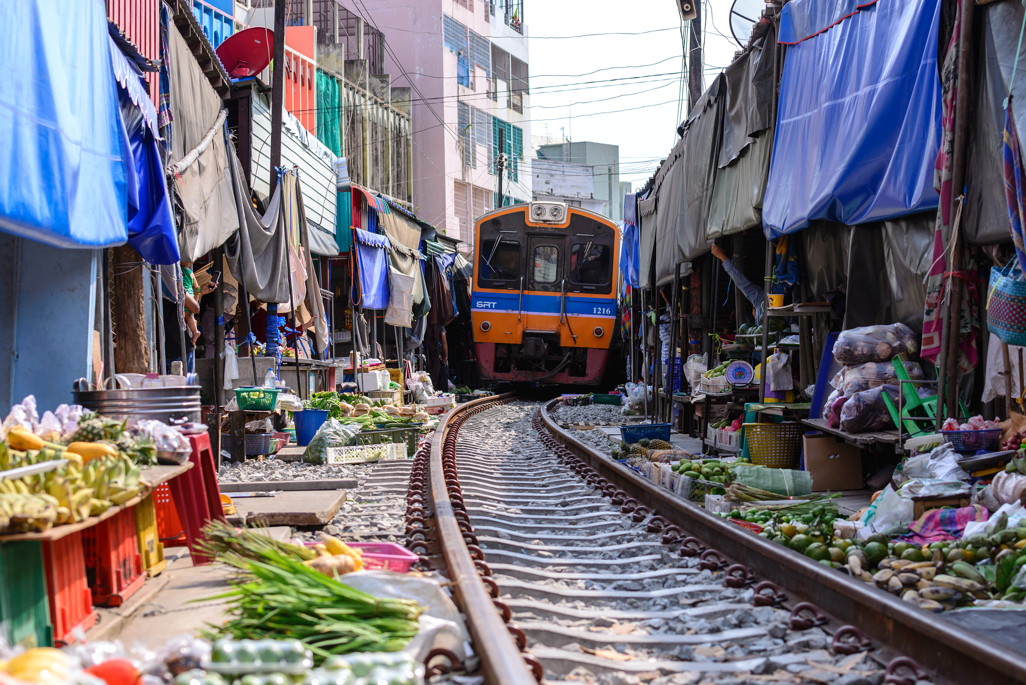 Nikon AF-S Nikkor 70-200mm F4G ED VR sample photo. Samut songkhram, thailand - 2016 may 08: mae klong market placed photography