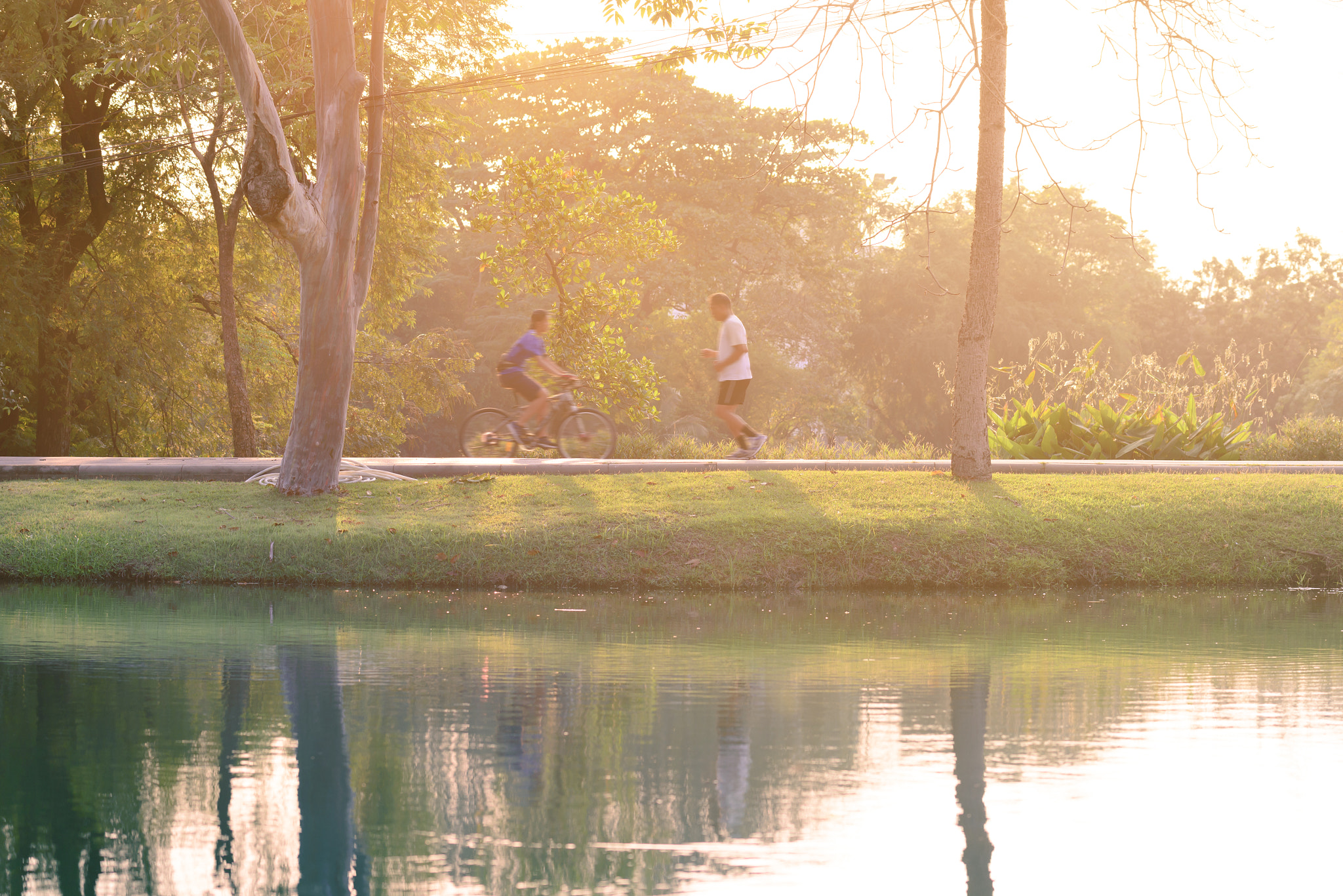 Nikon AF-S Nikkor 70-200mm F4G ED VR sample photo. Motion blured of people are running and cycling in urban park wi photography