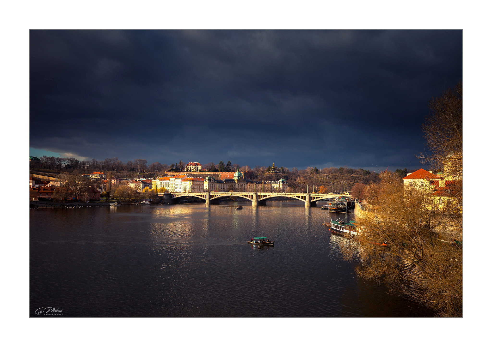 Canon EF 16-35mm F4L IS USM sample photo. „prague – the golden city“ photography