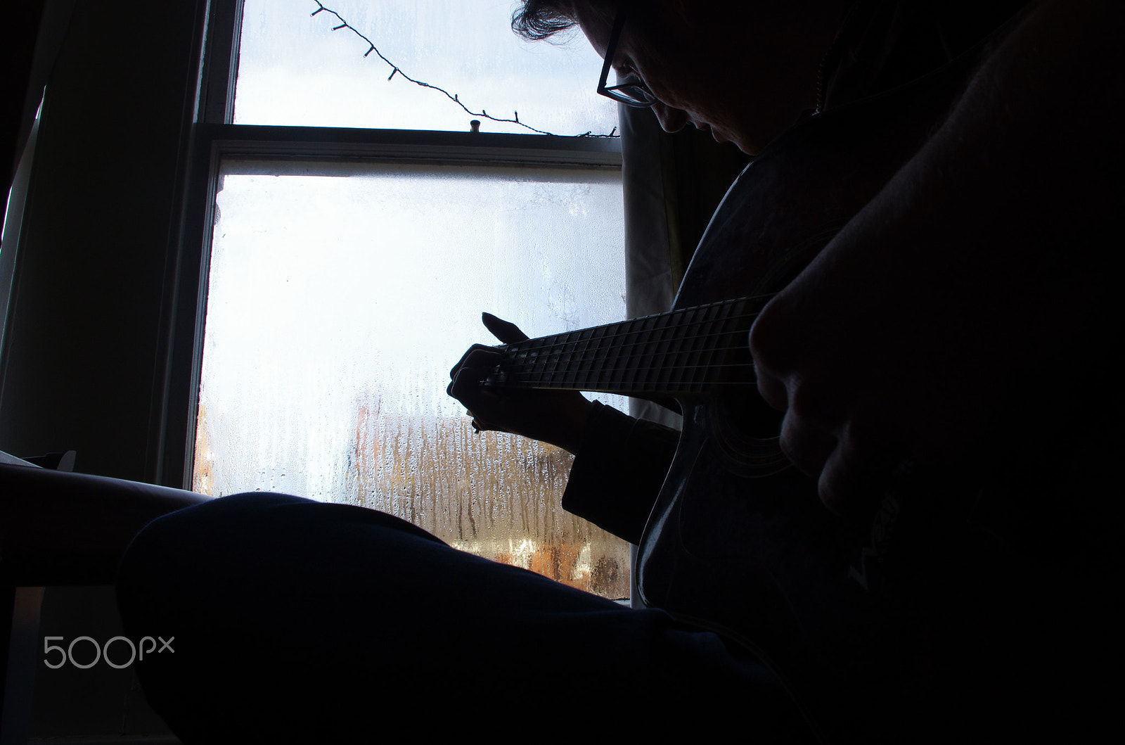 Pentax smc DA 18-55mm F3.5-5.6 AL WR sample photo. Happy guitar photography
