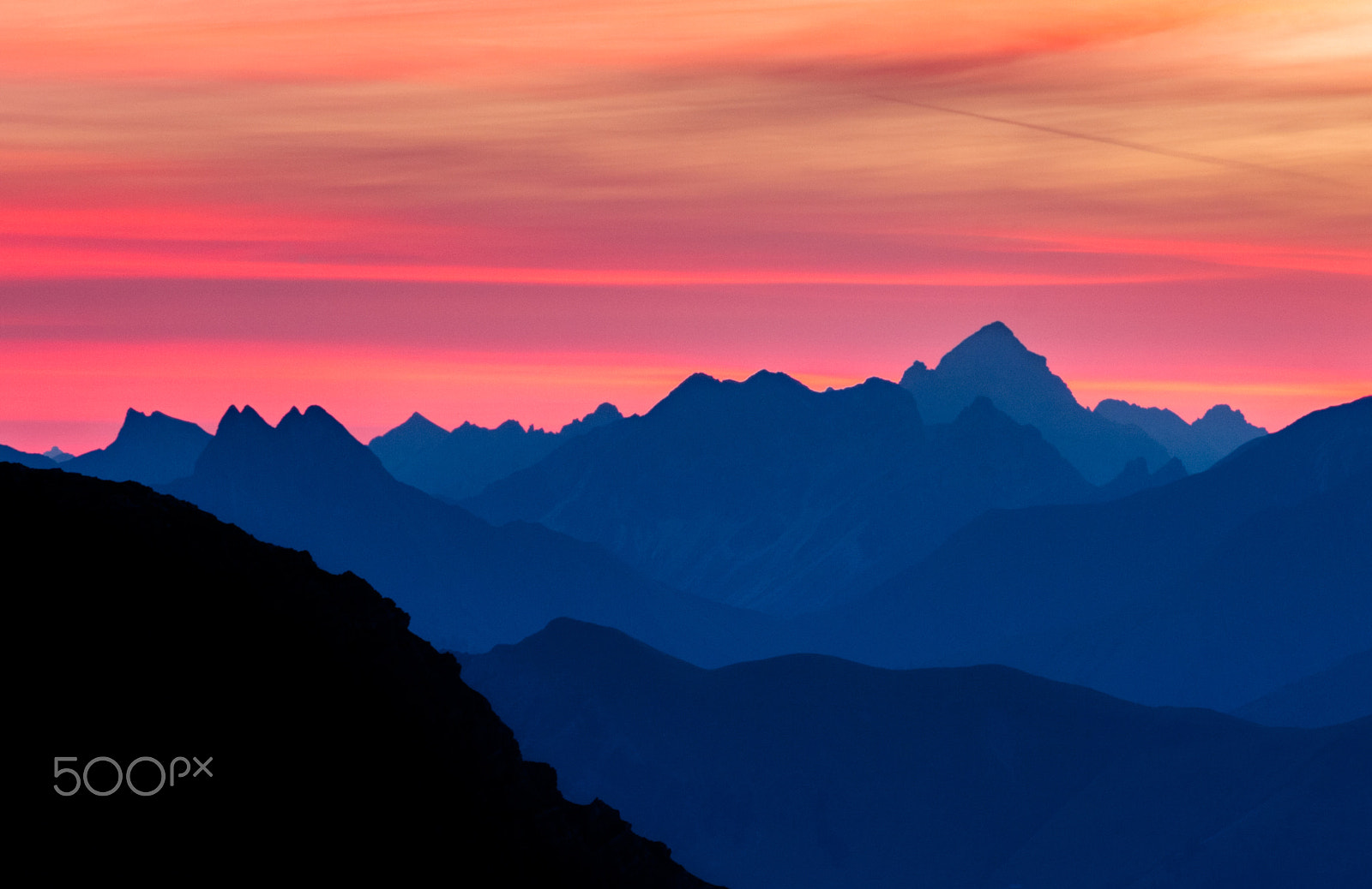 Canon EOS 550D (EOS Rebel T2i / EOS Kiss X4) sample photo. Spectacular blue mountain ranges silhouettes and pink violet clouds photography