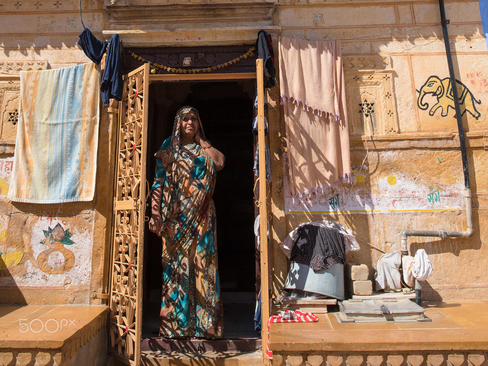 Nikon D810 + Nikon AF-S Nikkor 200-400mm F4G ED-IF VR sample photo. Woman in  jaisalmer , india 印度杰塞梅尔妇女 photography