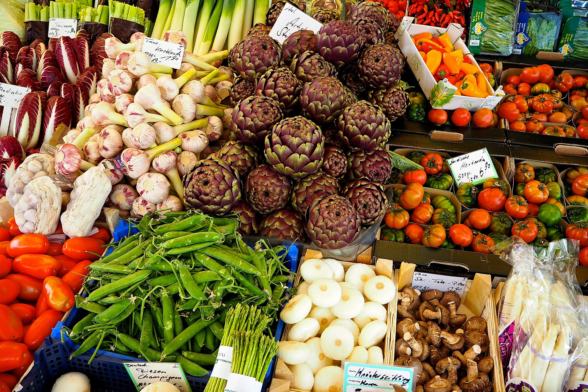 Olympus OM-D E-M5 II sample photo. Augsburg vegetable market photography