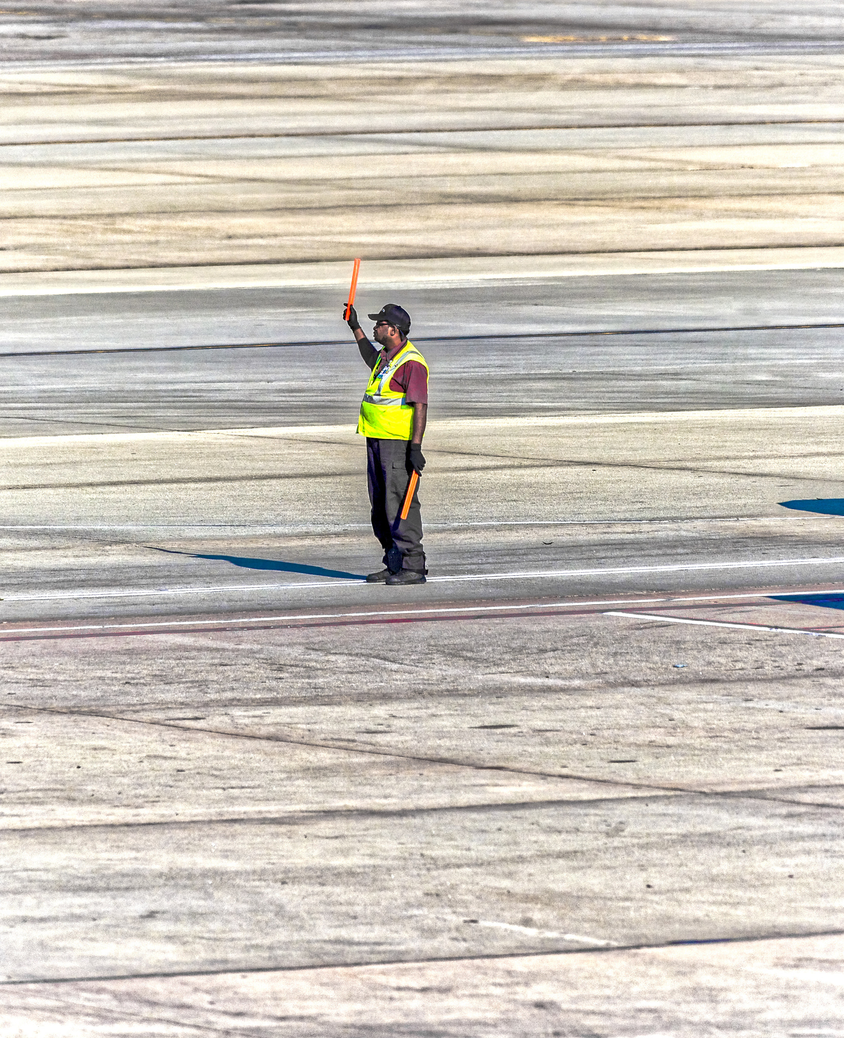 Canon EF 70-300mm F4-5.6 IS USM sample photo. Aircraft marshall by fernandoar.com photography