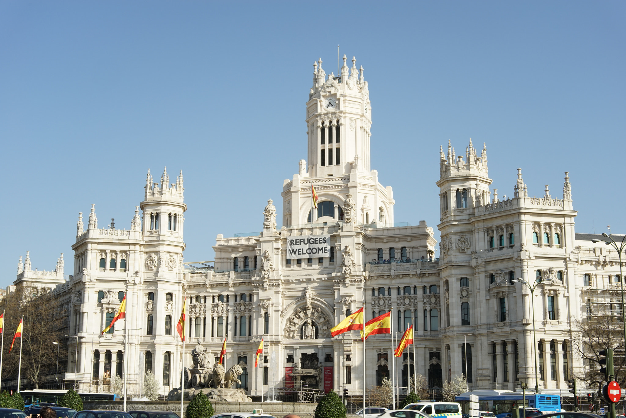 Sony a7R sample photo. Cibeles recibiendo a los refugiados photography