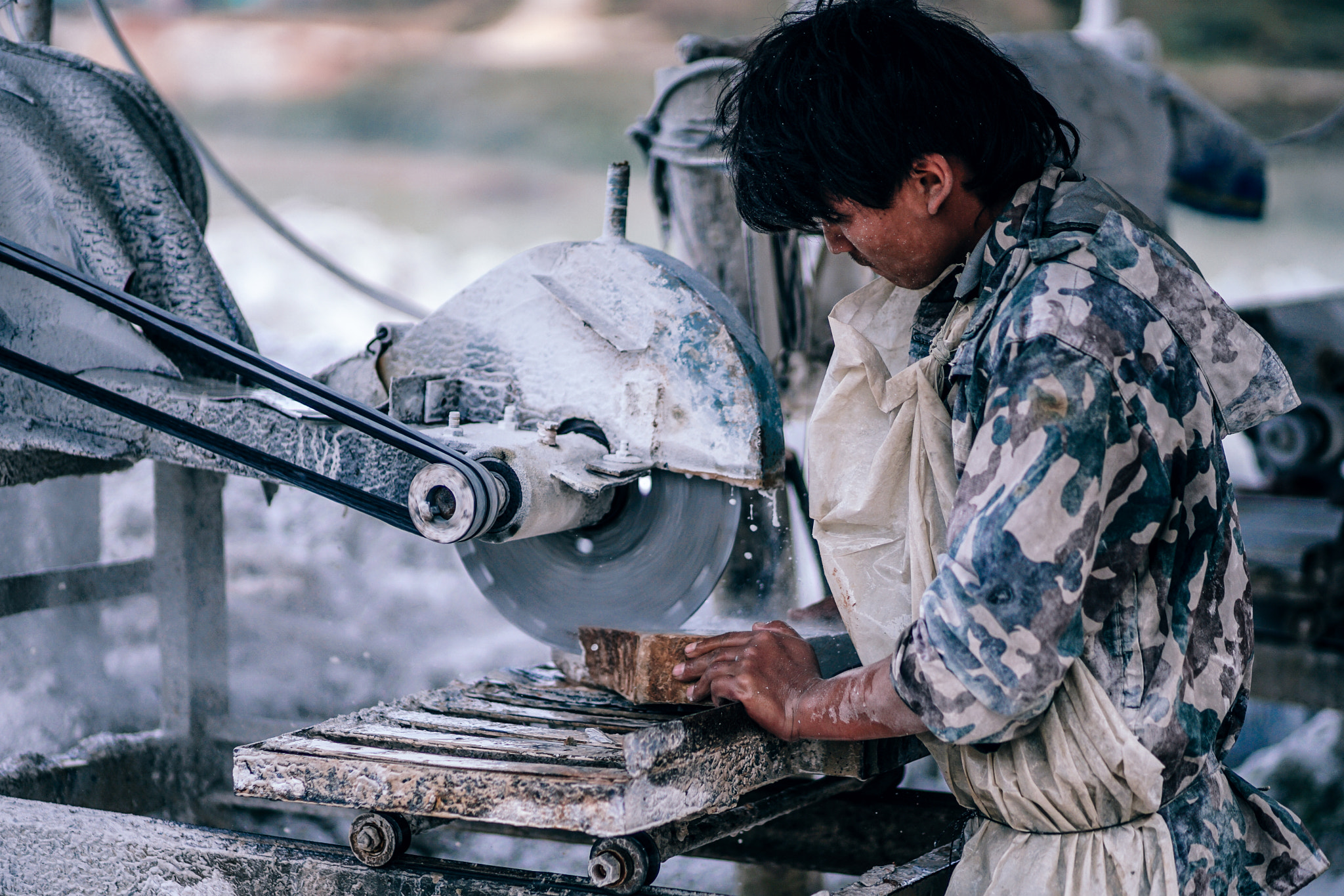 Sony a7 II + DT 85mm F1.8 SAM sample photo. Cutting stones photography