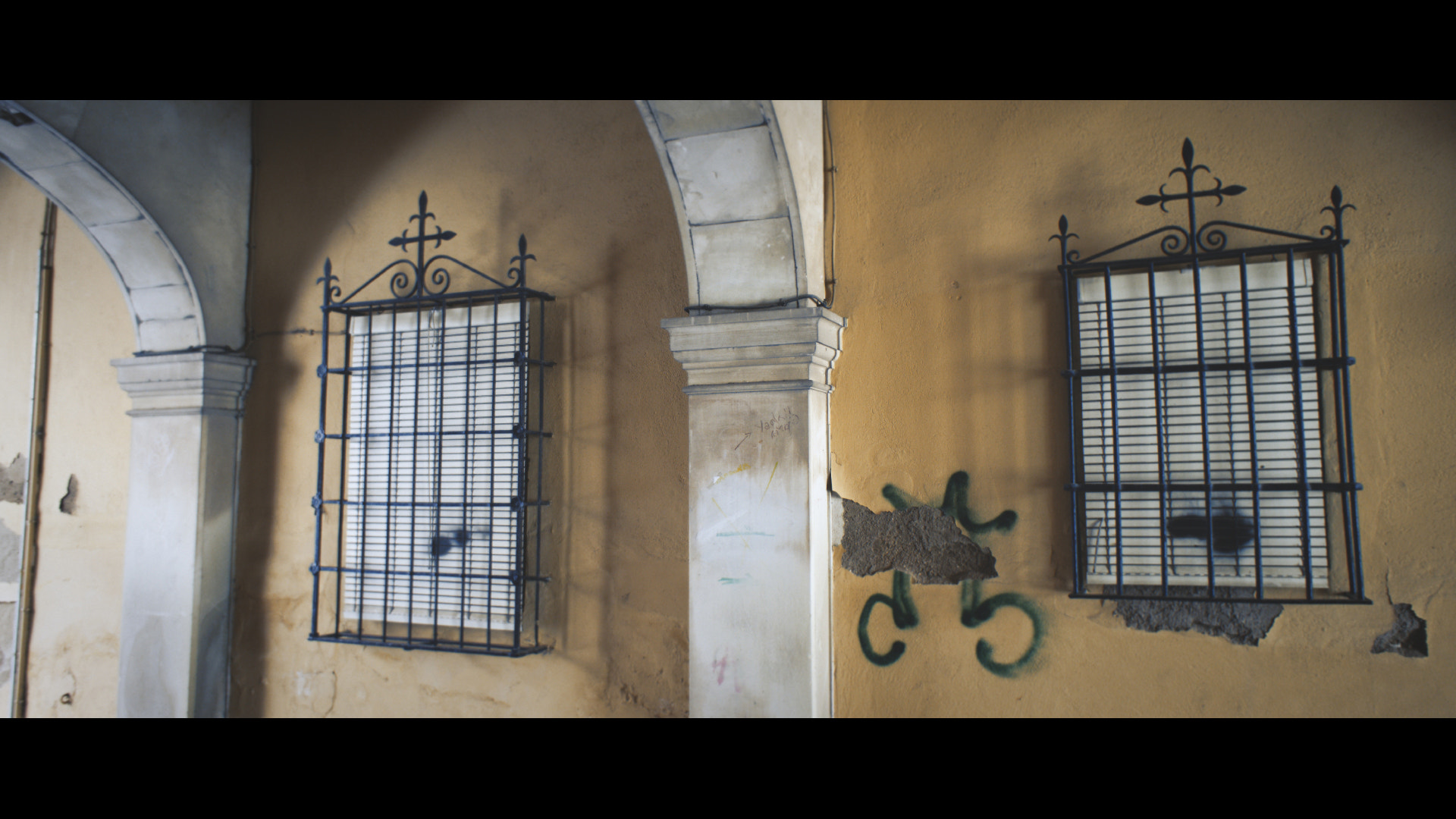Sony E 16mm F2.8 sample photo. In the alley photography