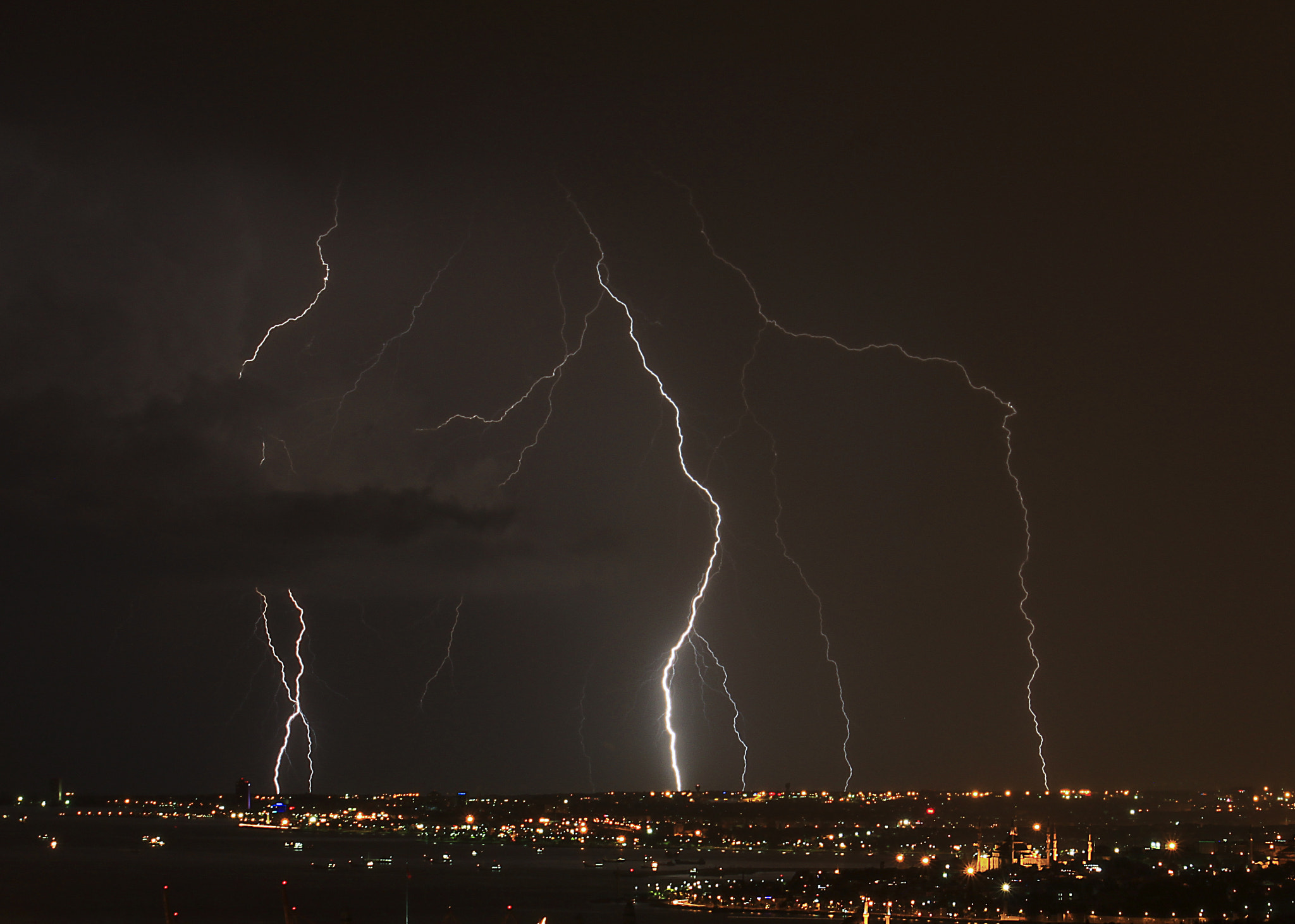 Canon EOS 500D (EOS Rebel T1i / EOS Kiss X3) + Canon EF-S 55-250mm F4-5.6 IS sample photo. Lightning photography